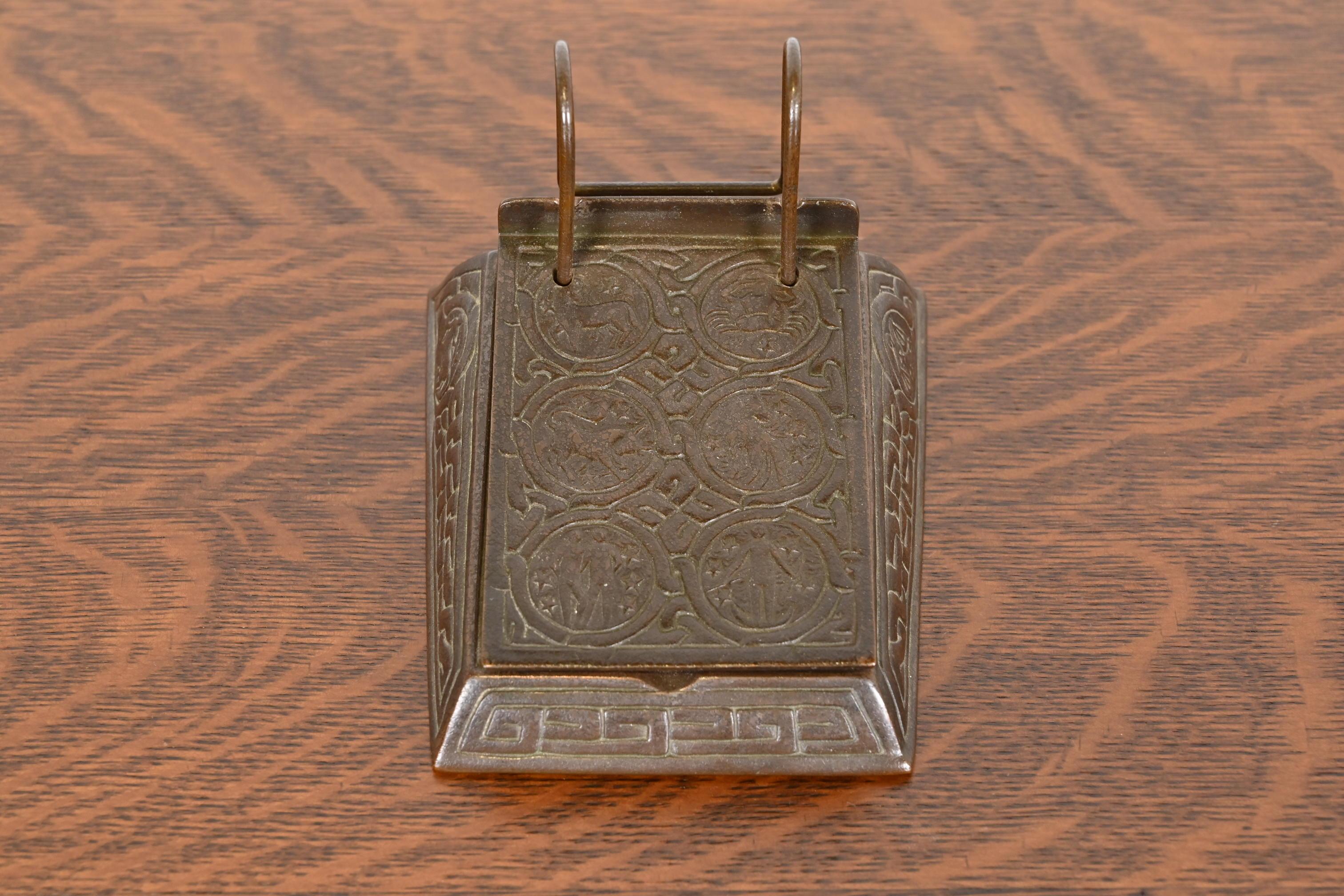 Ein wunderschöner antiker Tischkalender aus Bronze mit den Symbolen des Zodiacs

Von Tiffany Studios (signiert auf der Unterseite)

New York, USA, Anfang des 20. Jahrhunderts

Maße: 5 