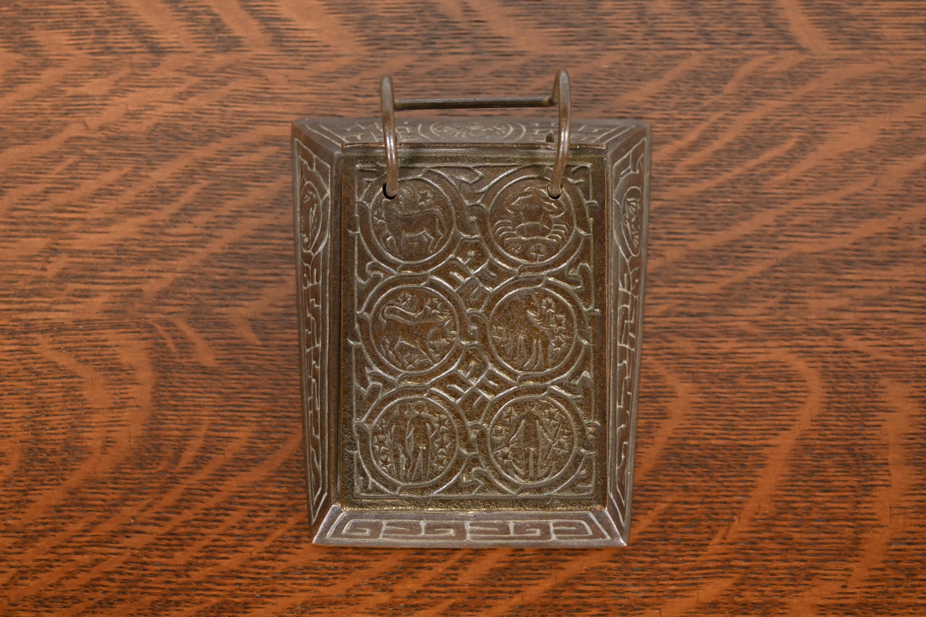 Tiffany Studios New York Zodiac Bronze Ewiger Schreibtisch Kalender, um 1910 im Angebot 2
