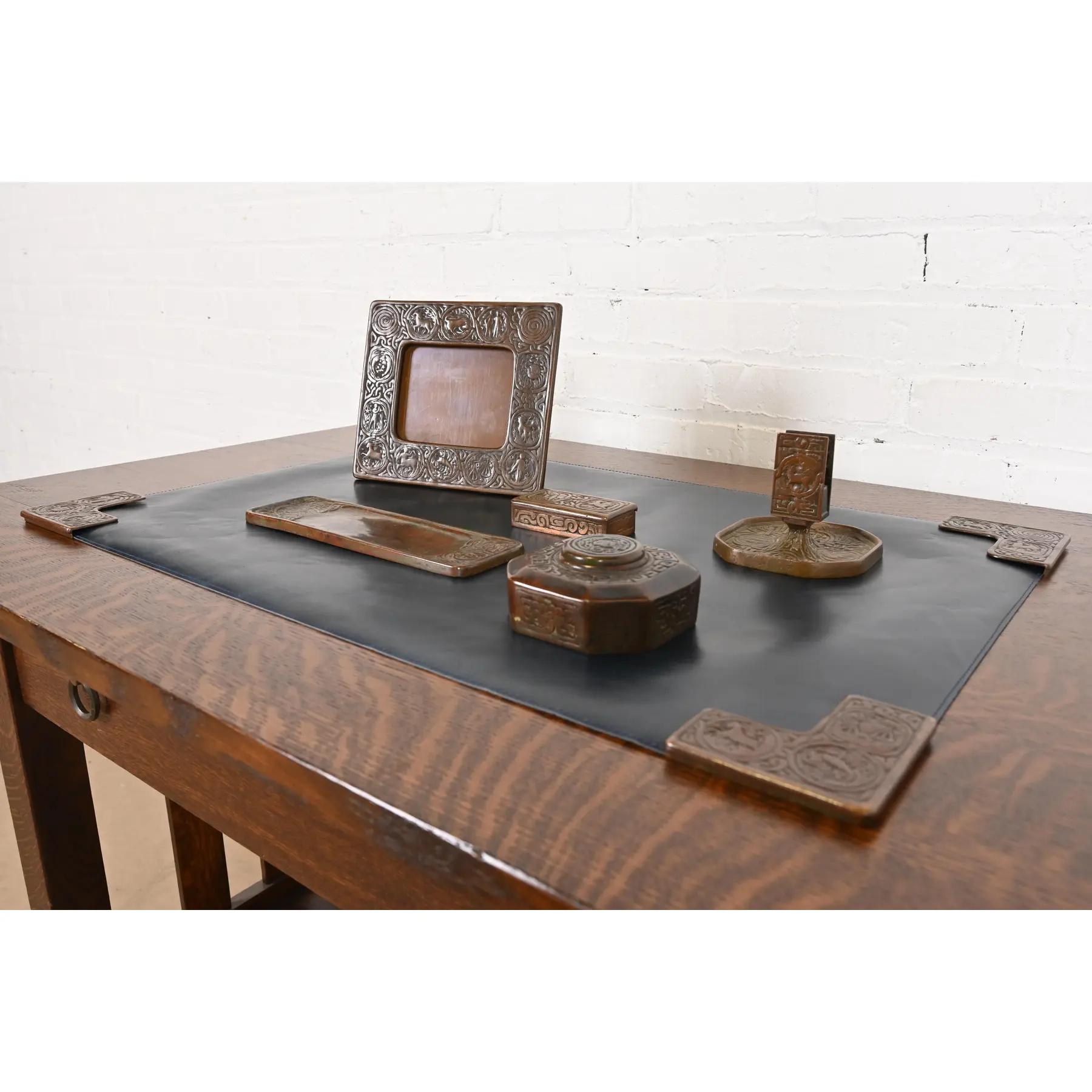 Tiffany Studios New York Zodiac Bronze Six-Piece Desk Set, CIRCA 1910 (Arts and Crafts) im Angebot
