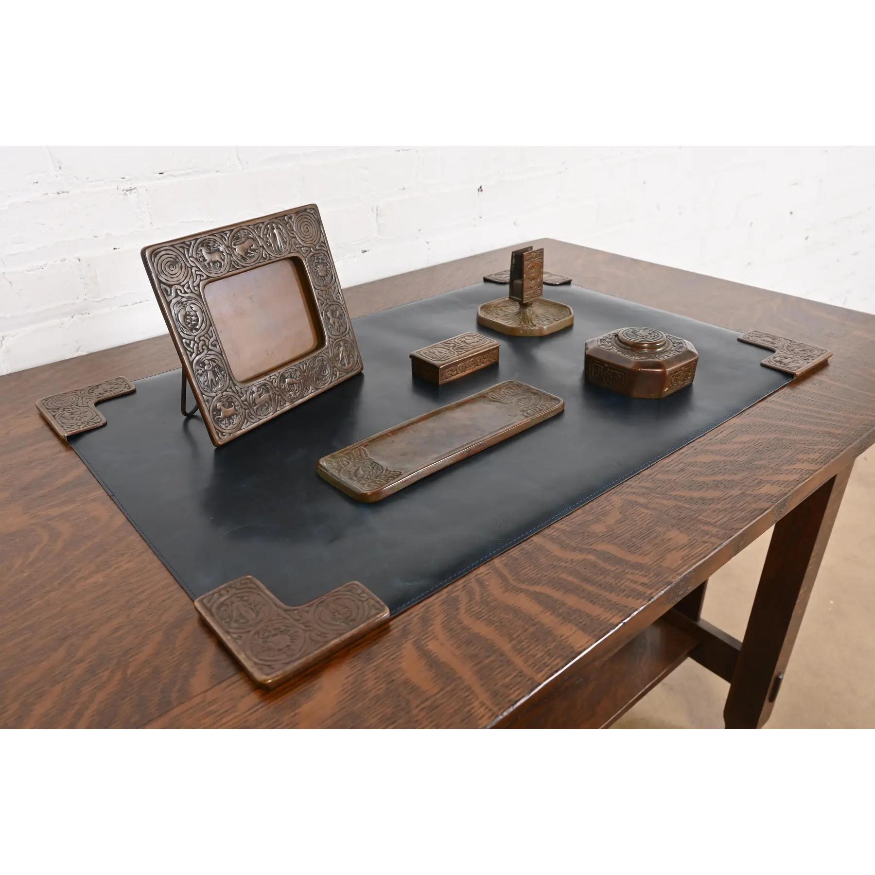 Tiffany Studios New York Zodiac Bronze Six-Piece Desk Set, CIRCA 1910 (amerikanisch) im Angebot