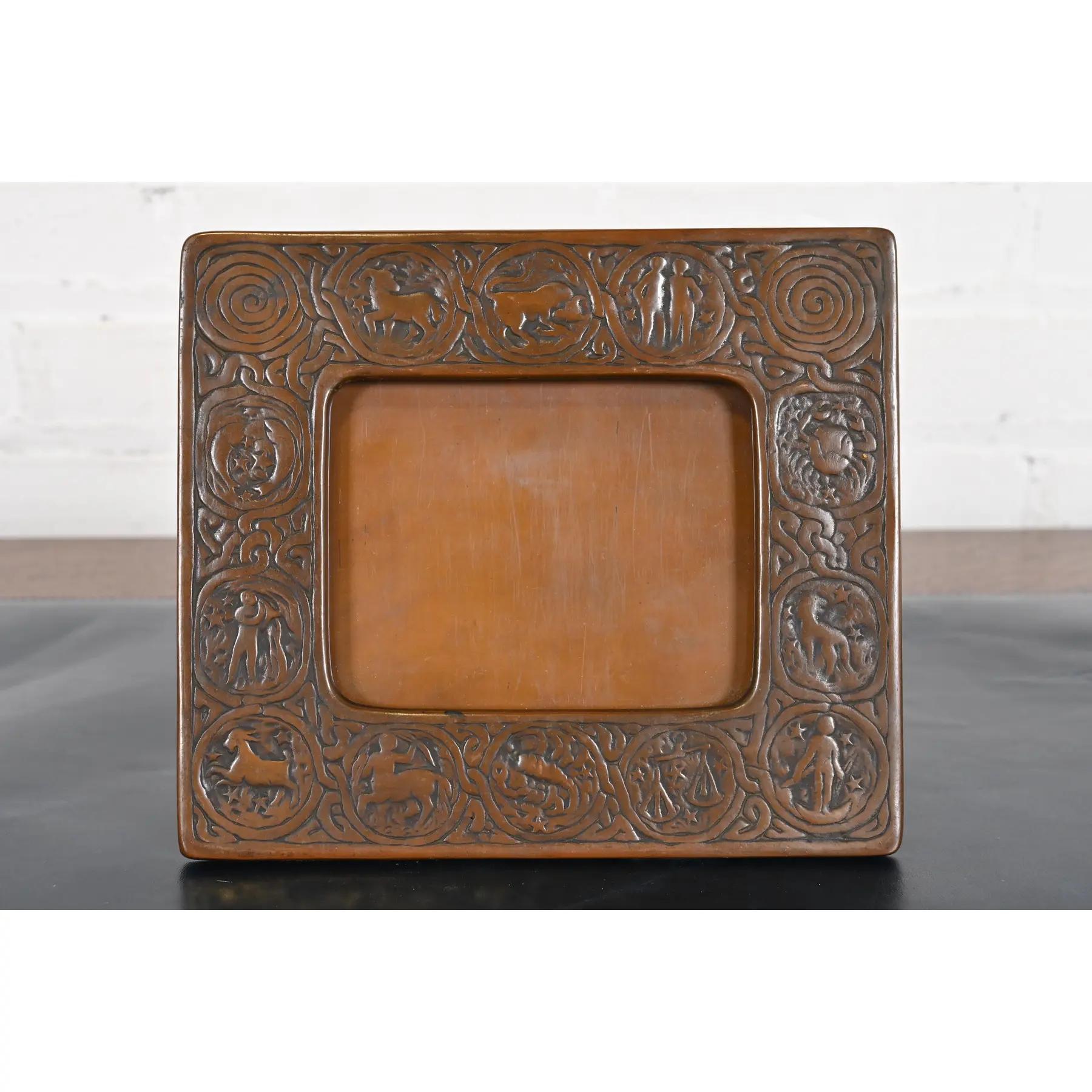 Tiffany Studios New York Zodiac Bronze Six-Piece Desk Set, CIRCA 1910 (Frühes 20. Jahrhundert) im Angebot