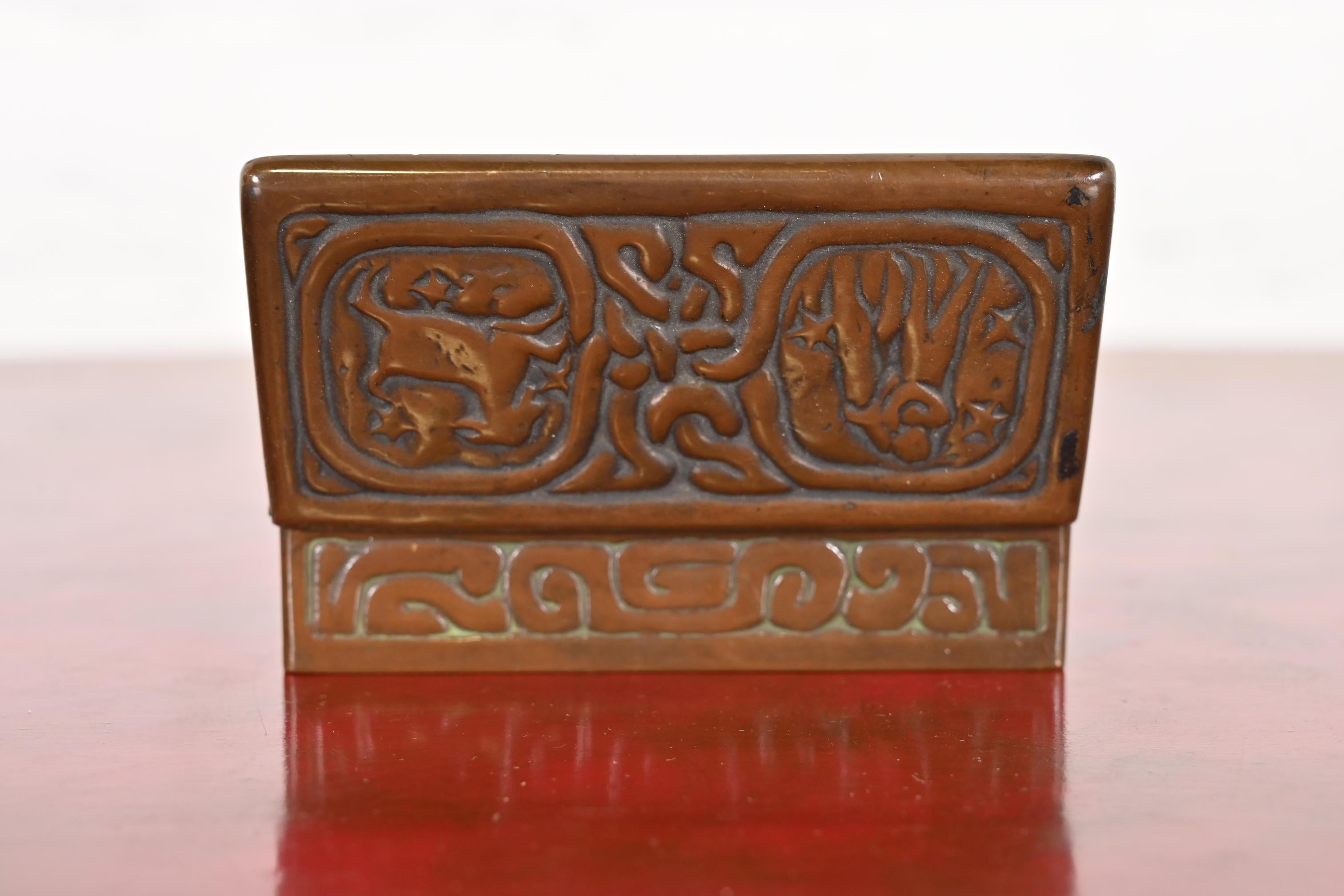 Boîte à timbres en bronze Zodiac de Tiffany Studios New York en vente 5