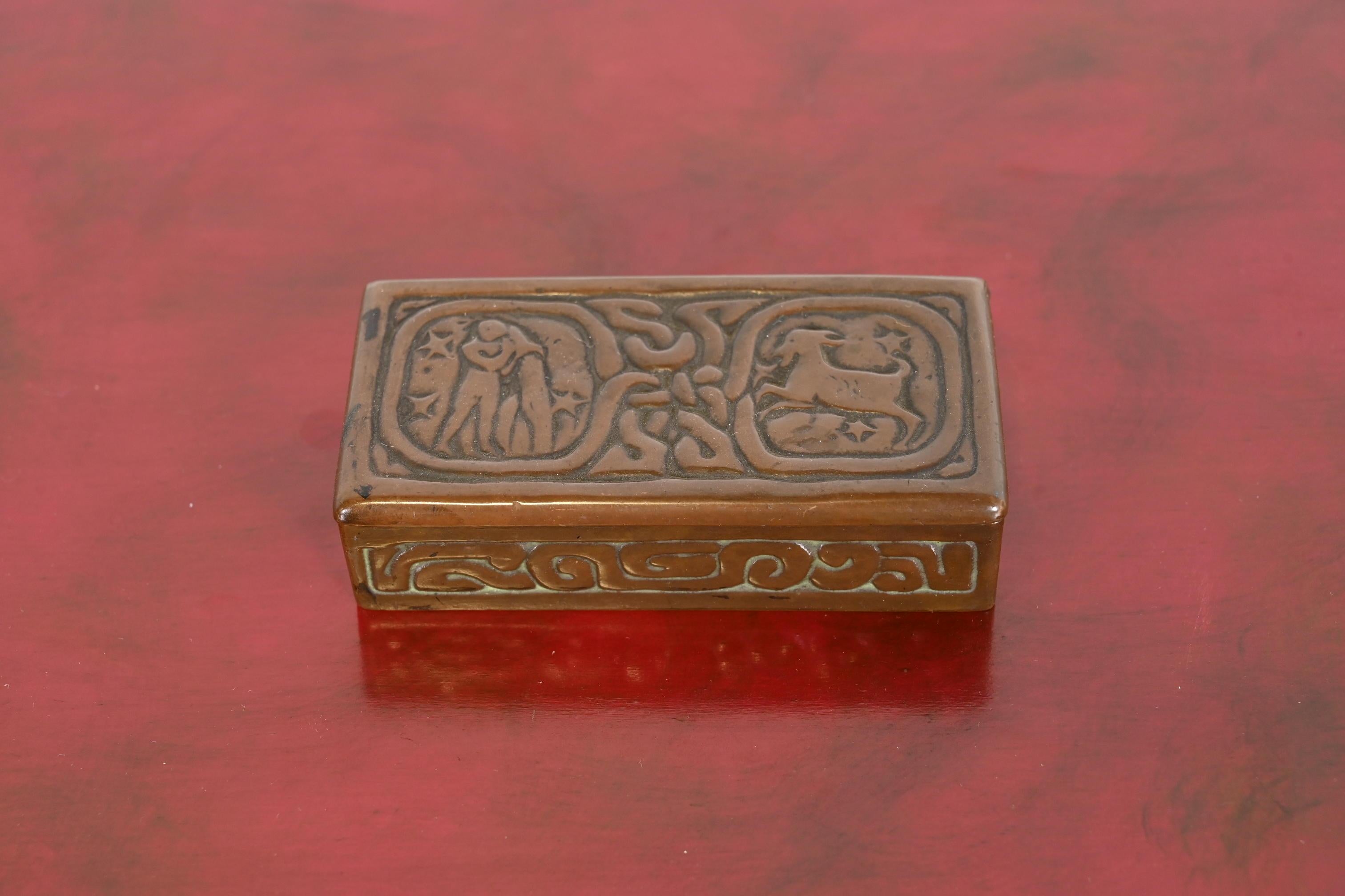 Atemberaubende Briefmarkenbox aus antiker Bronze mit Zodiac-Motiven

Von Tiffany Studios (signiert auf der Unterseite)

New York, USA, Anfang des 20. Jahrhunderts

Maße: 3,75 