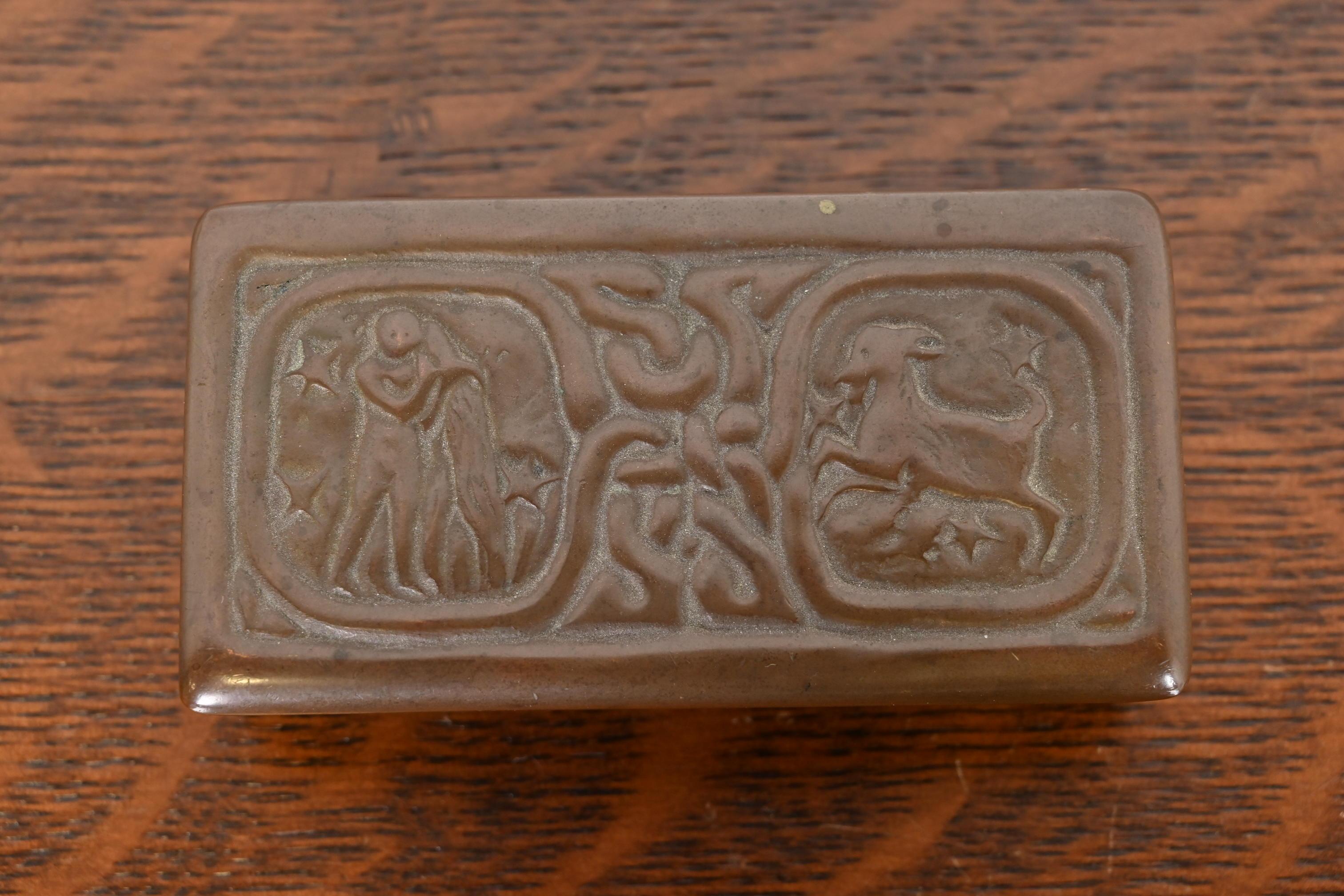 Tiffany Studios New York Zodiac Bronze Stempelschachtel mit Sternzeichen im Zustand „Gut“ im Angebot in South Bend, IN