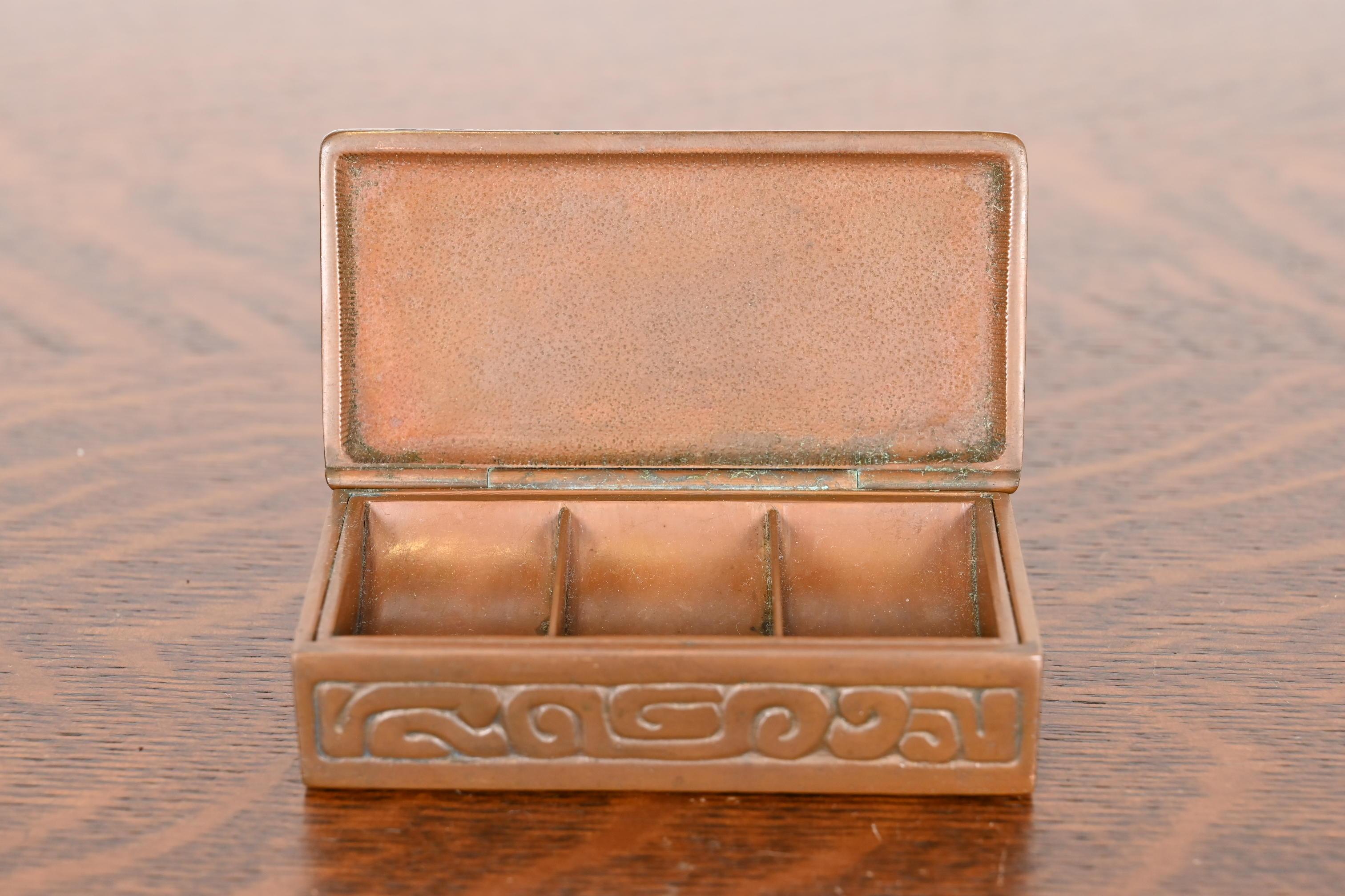 Tiffany Studios New York Zodiac Bronze Stempelschachtel mit Sternzeichen im Angebot 1