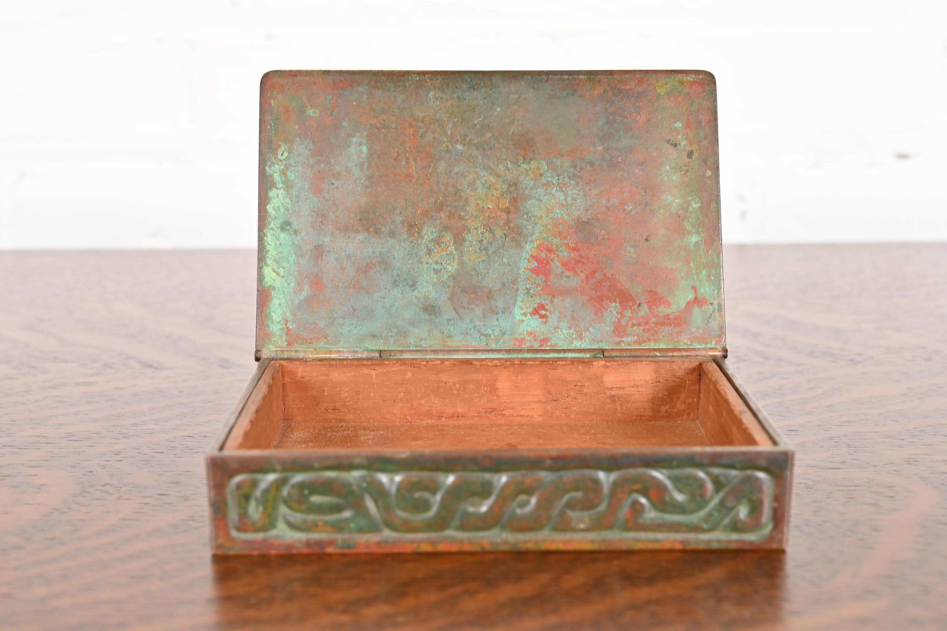 Boîte en bronze patiné Zodiac de Tiffany Studios New York, Circa 1910 en vente 2