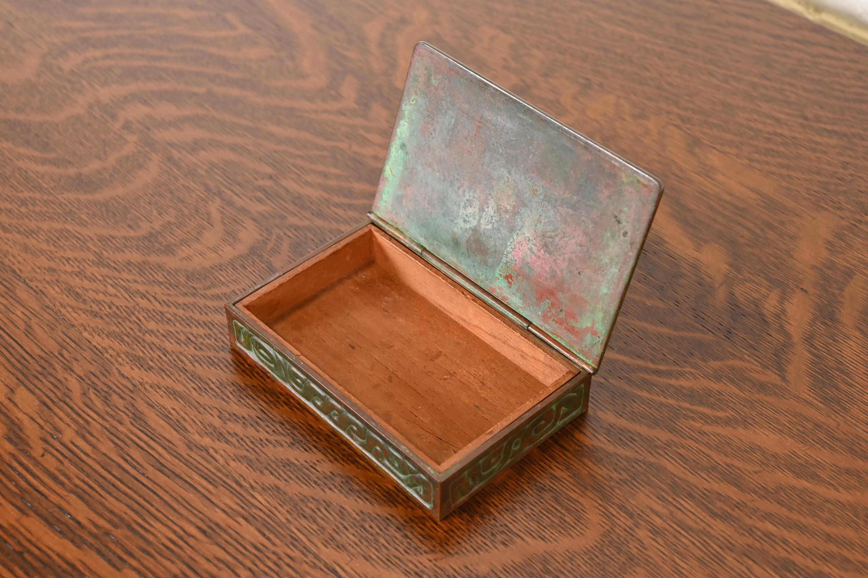 Boîte en bronze patiné Zodiac de Tiffany Studios New York, Circa 1910 en vente 3