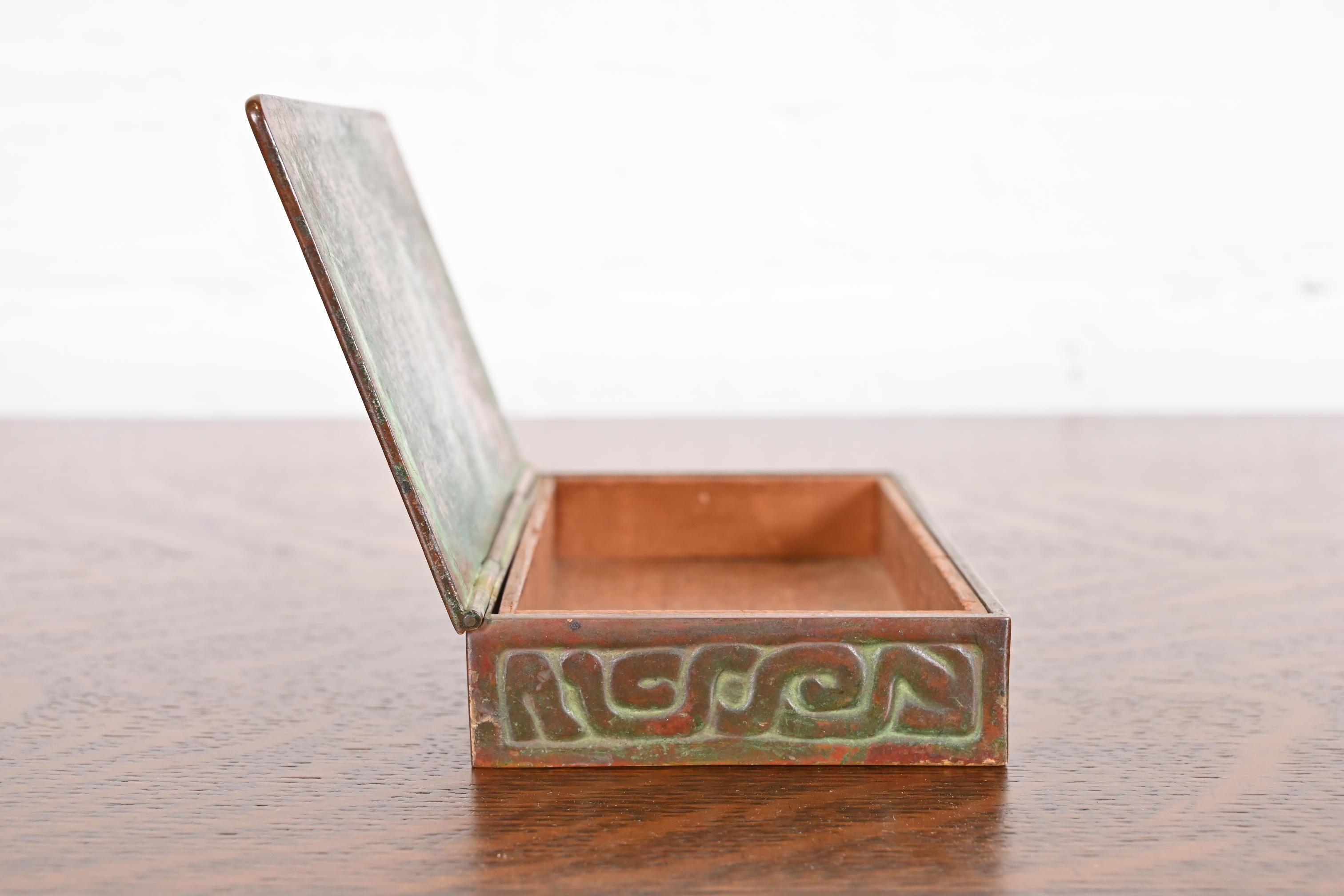 Boîte en bronze patiné Zodiac de Tiffany Studios New York, Circa 1910 en vente 4