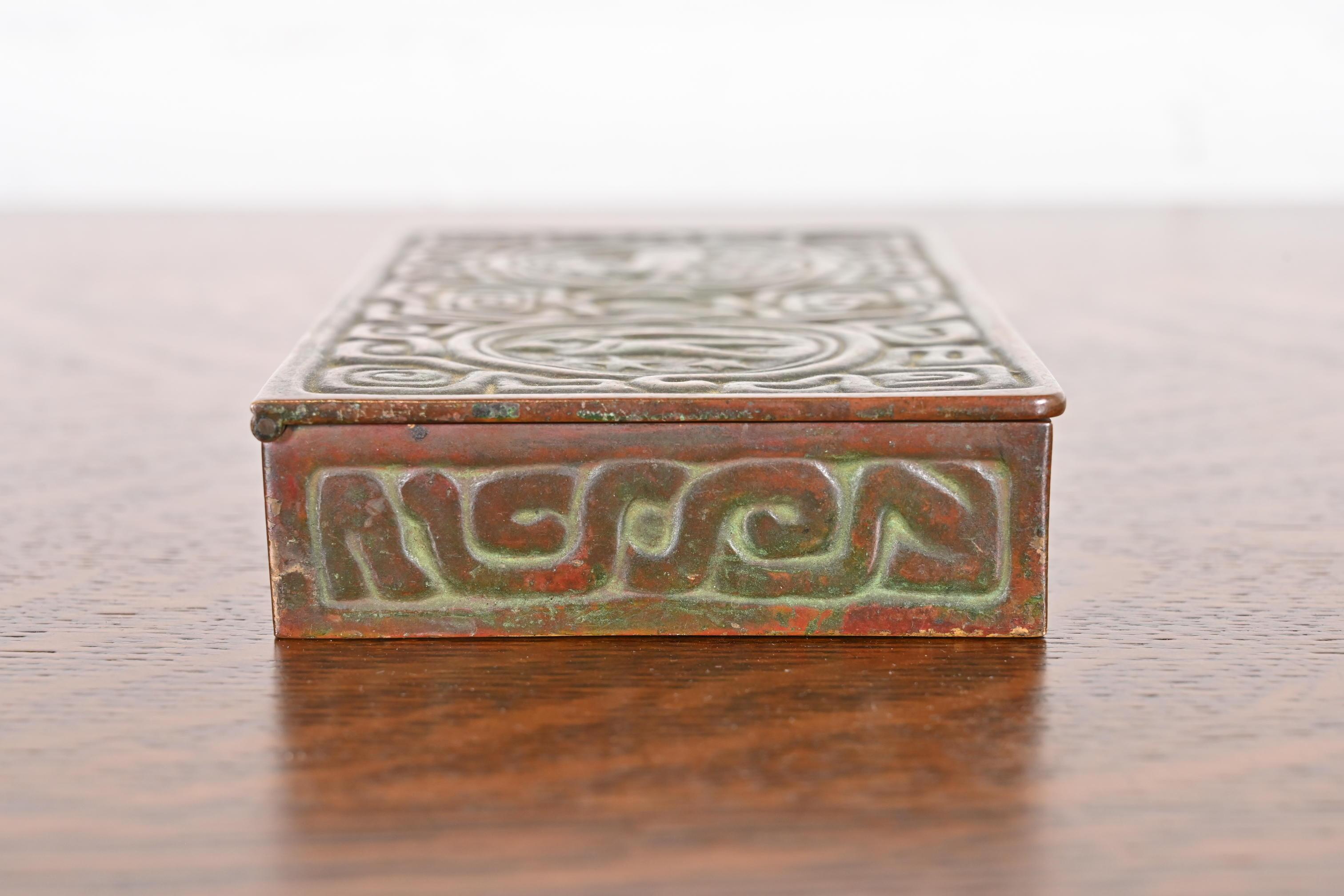 Boîte en bronze patiné Zodiac de Tiffany Studios New York, Circa 1910 en vente 5