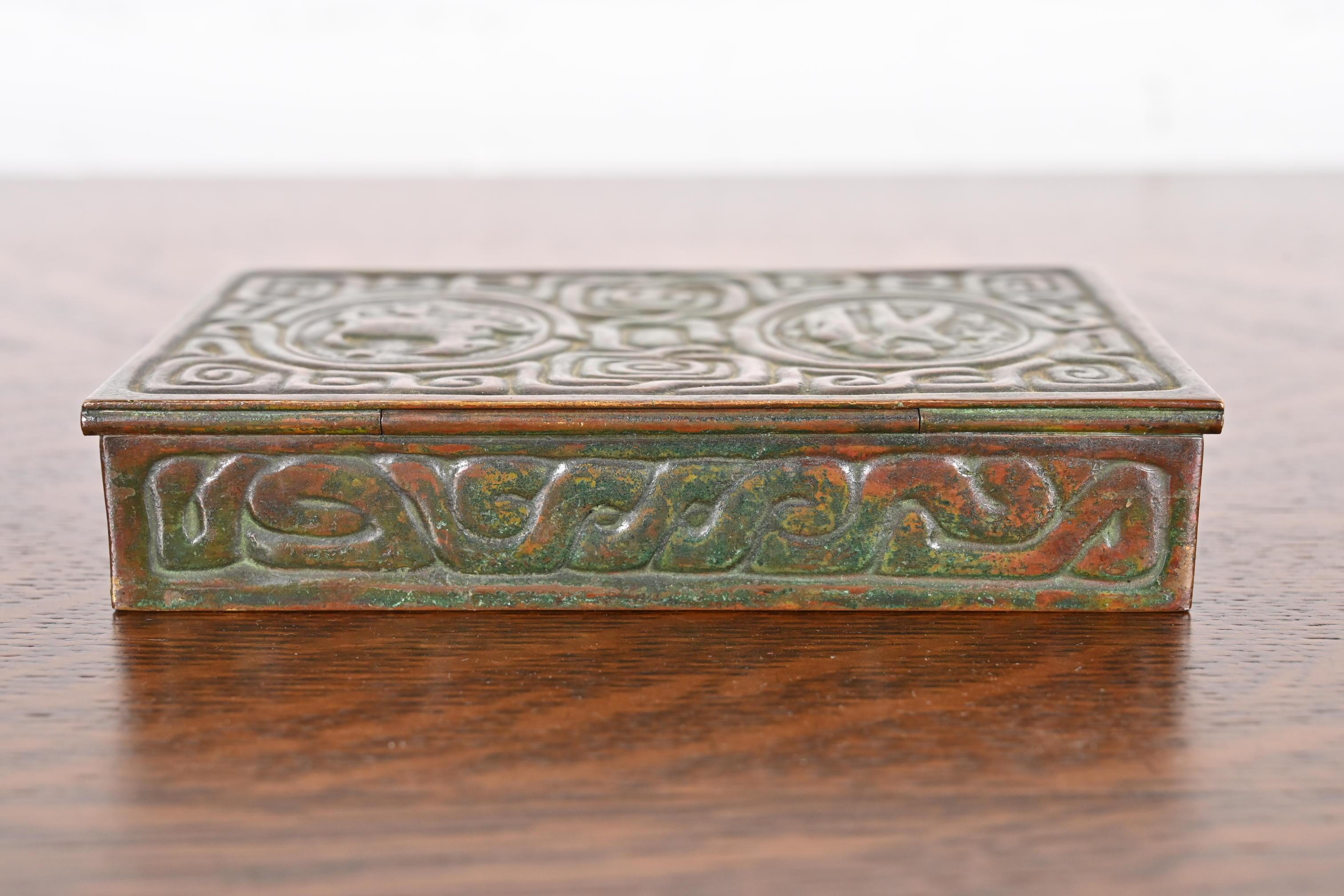 Boîte en bronze patiné Zodiac de Tiffany Studios New York, Circa 1910 en vente 6