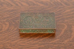 Boîte en bronze patiné Zodiac de Tiffany Studios New York, Circa 1910