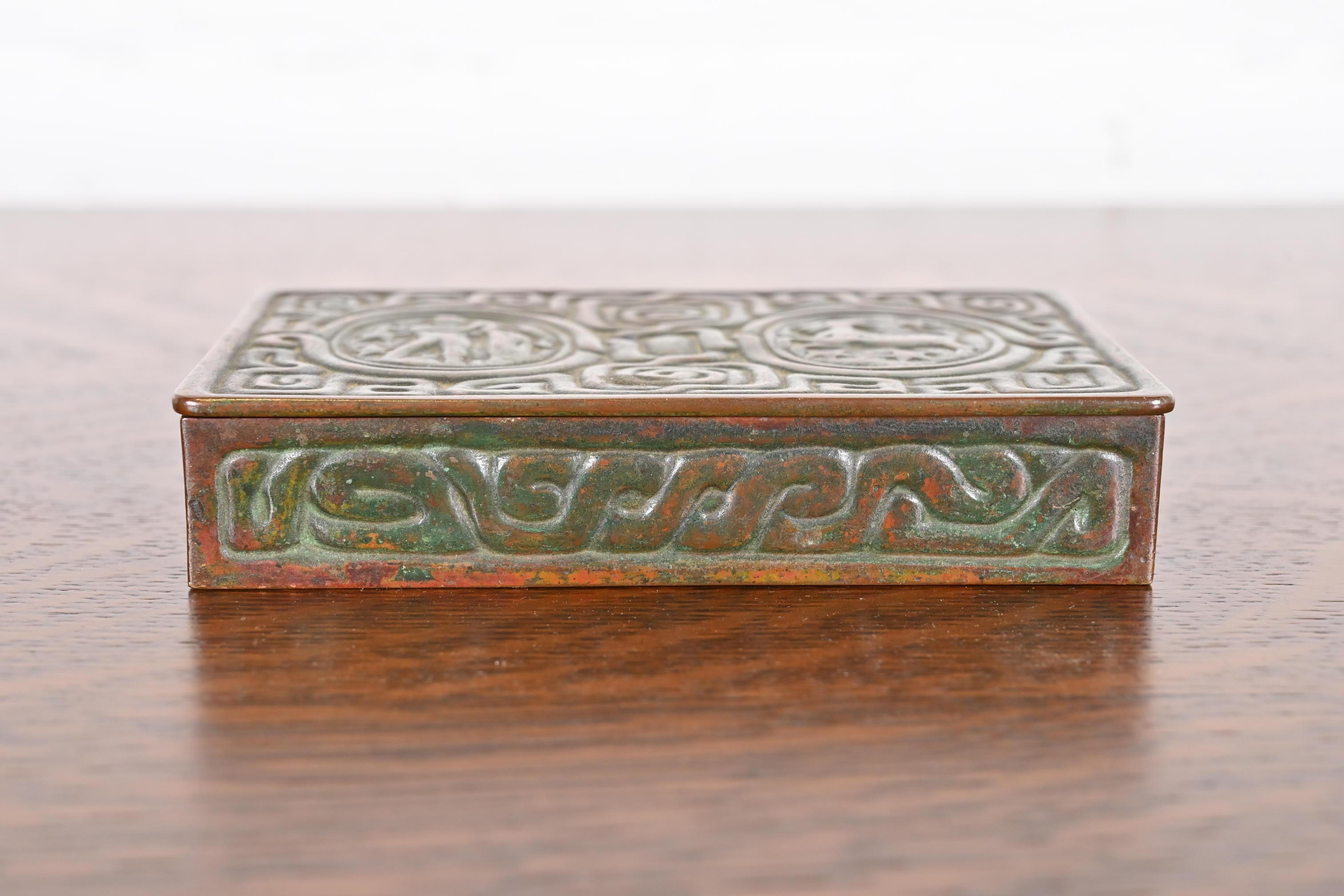 Arts and Crafts Boîte en bronze patiné Zodiac de Tiffany Studios New York, Circa 1910 en vente