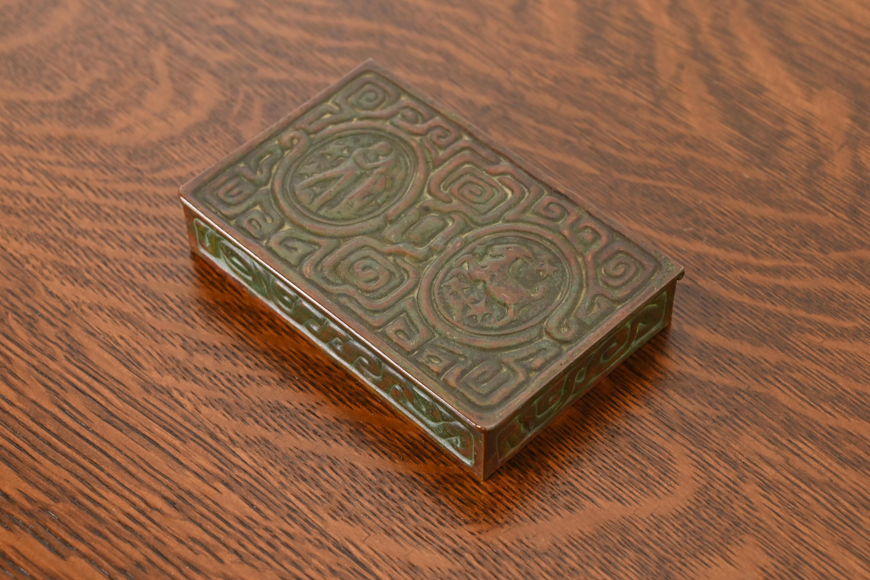 Américain Boîte en bronze patiné Zodiac de Tiffany Studios New York, Circa 1910 en vente