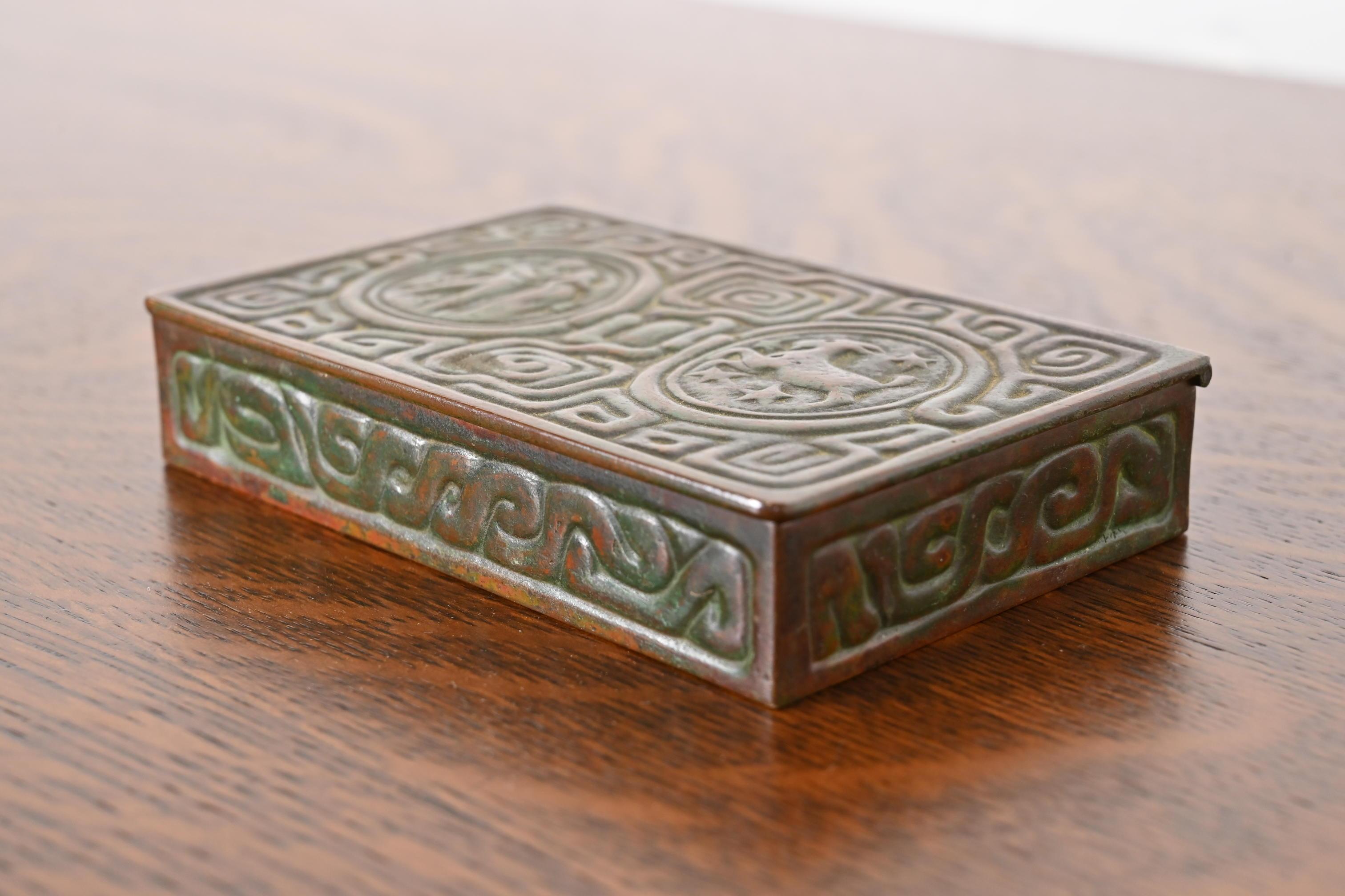 Patiné Boîte en bronze patiné Zodiac de Tiffany Studios New York, Circa 1910 en vente