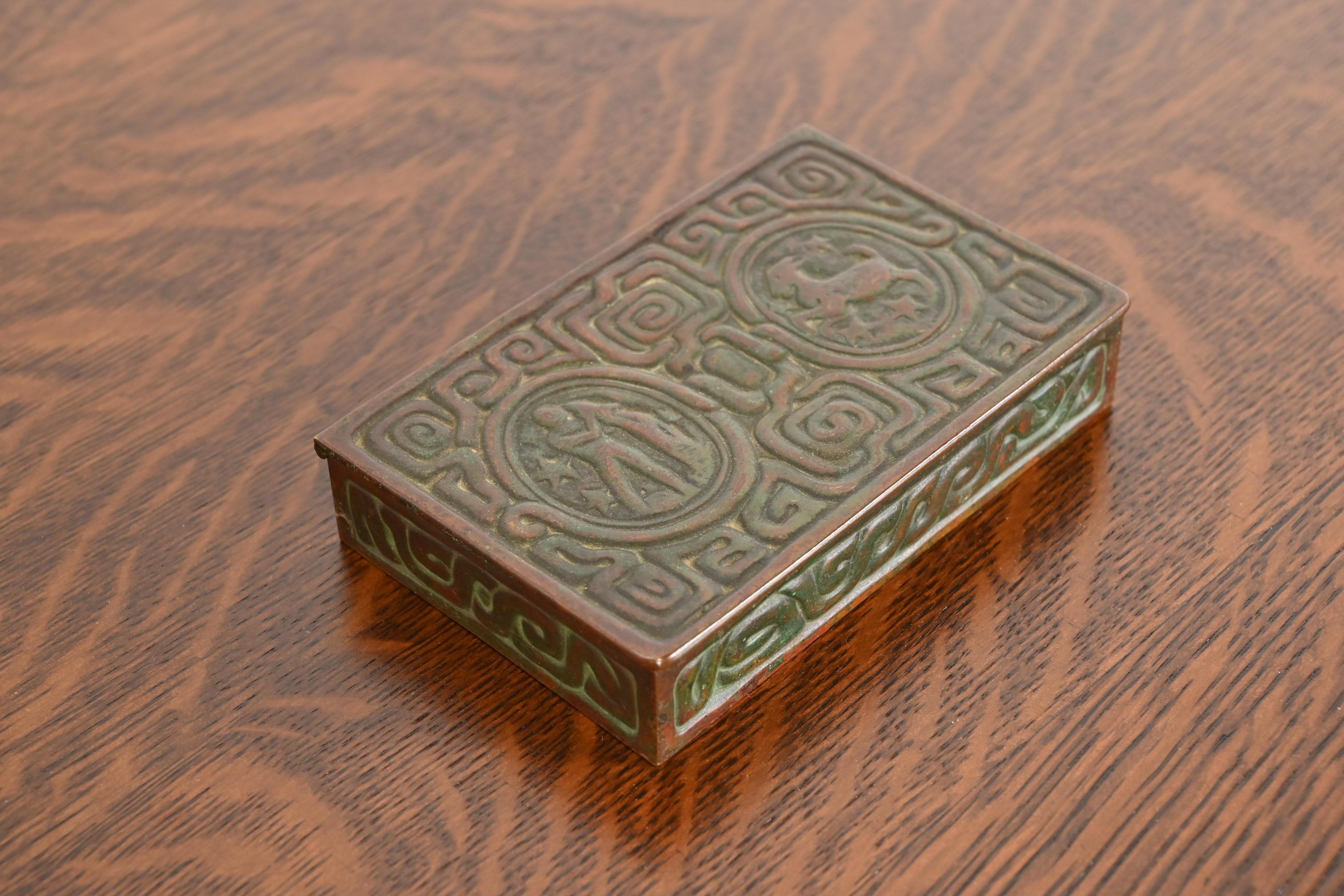 Boîte en bronze patiné Zodiac de Tiffany Studios New York, Circa 1910 Bon état - En vente à South Bend, IN