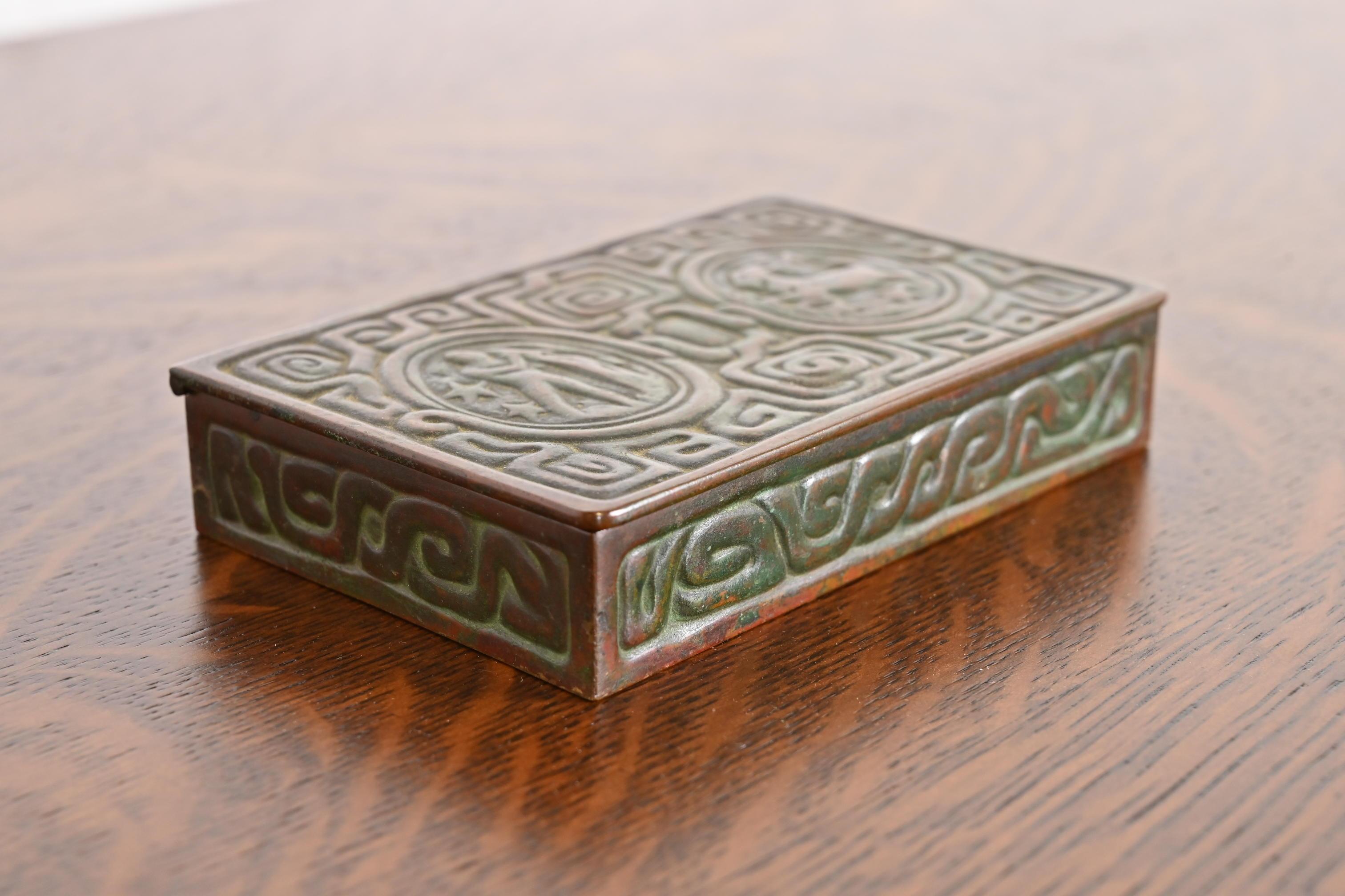 20ième siècle Boîte en bronze patiné Zodiac de Tiffany Studios New York, Circa 1910 en vente