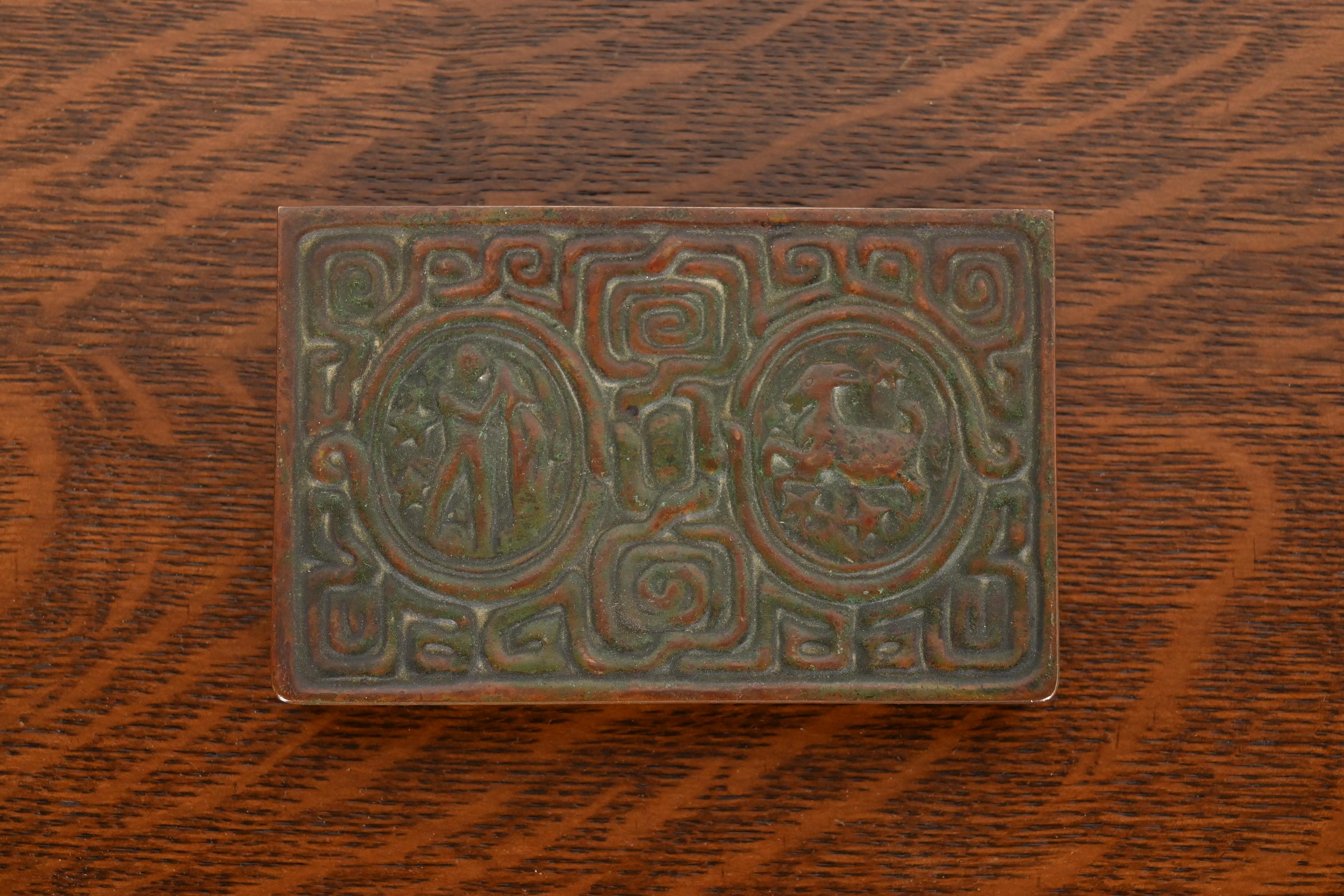 Bronze Boîte en bronze patiné Zodiac de Tiffany Studios New York, Circa 1910 en vente