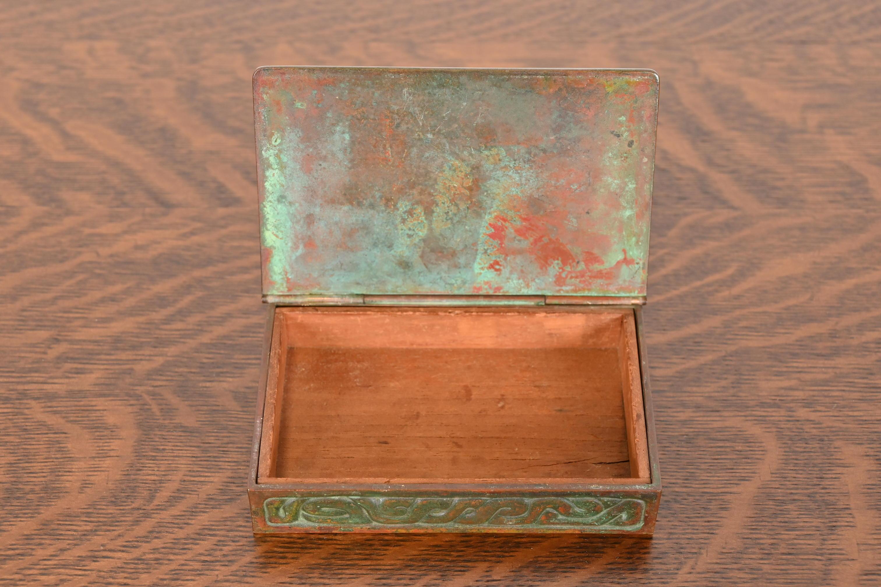 Boîte en bronze patiné Zodiac de Tiffany Studios New York, Circa 1910 en vente 1