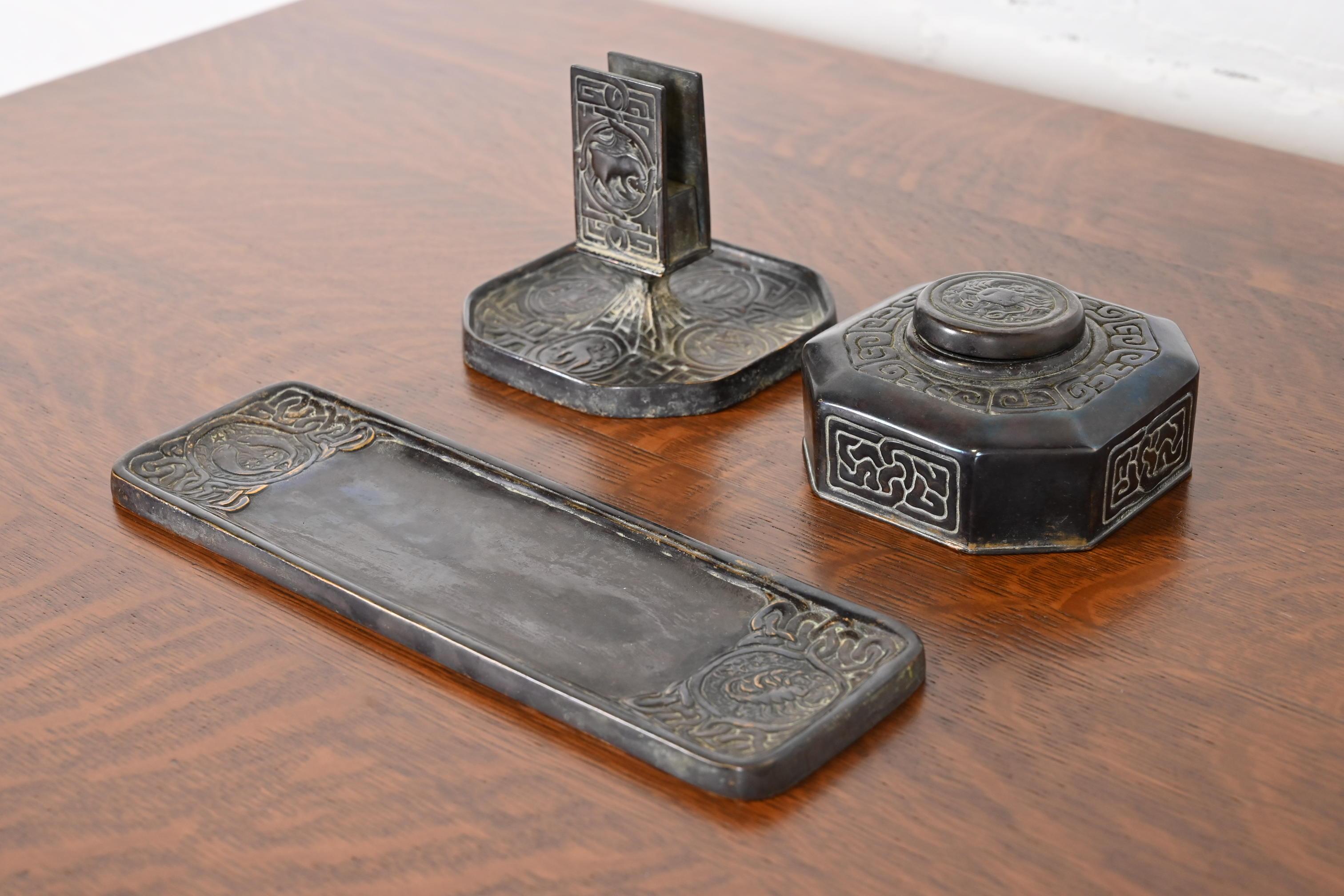 Tiffany Studios New York „Zodiac“ Patinierte Bronze-Schreibtischzubehör-Set im Zustand „Gut“ im Angebot in South Bend, IN