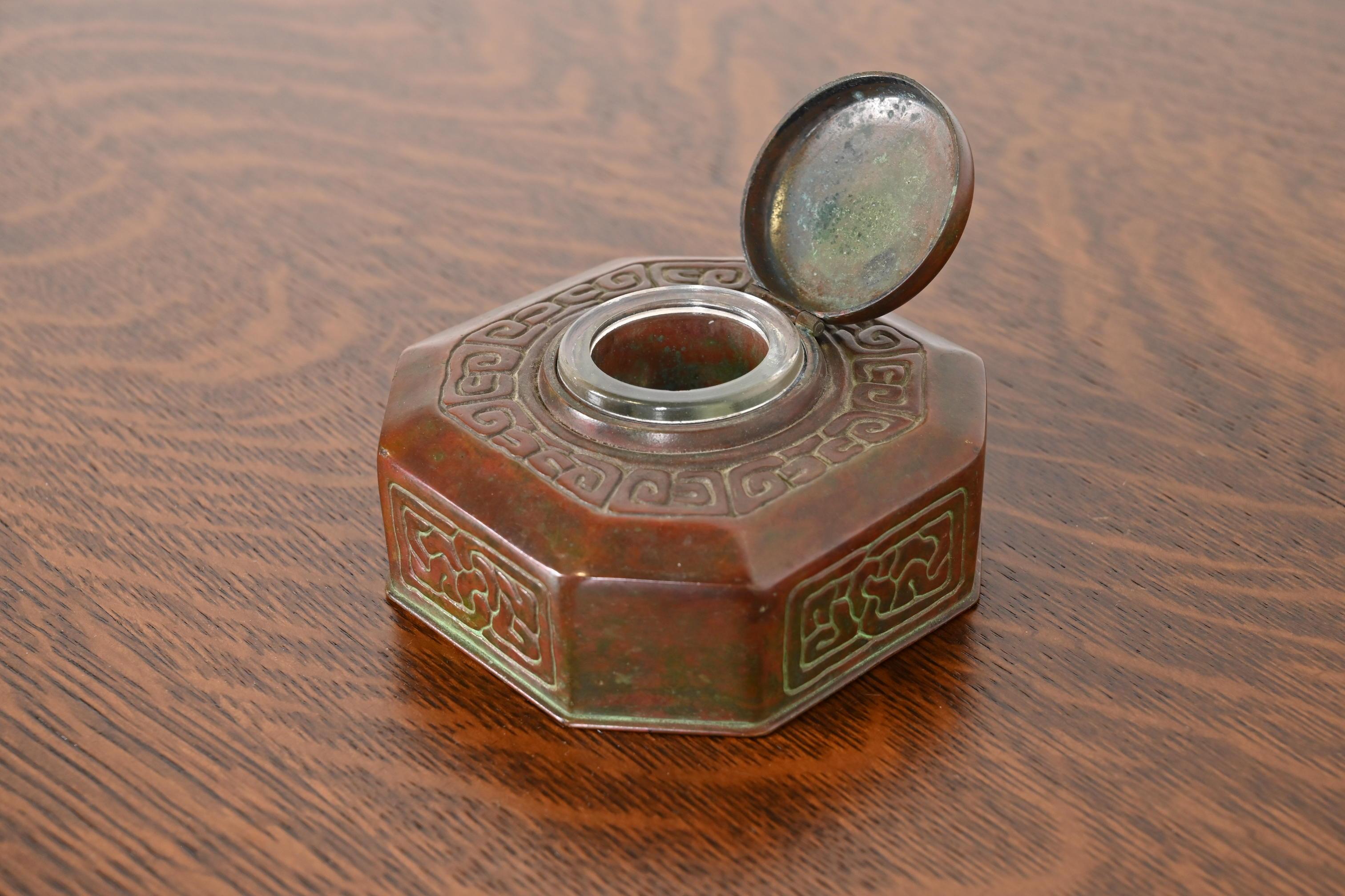 Calamaio in bronzo patinato Tiffany Studios New York Zodiac, 1910 circa in vendita 3