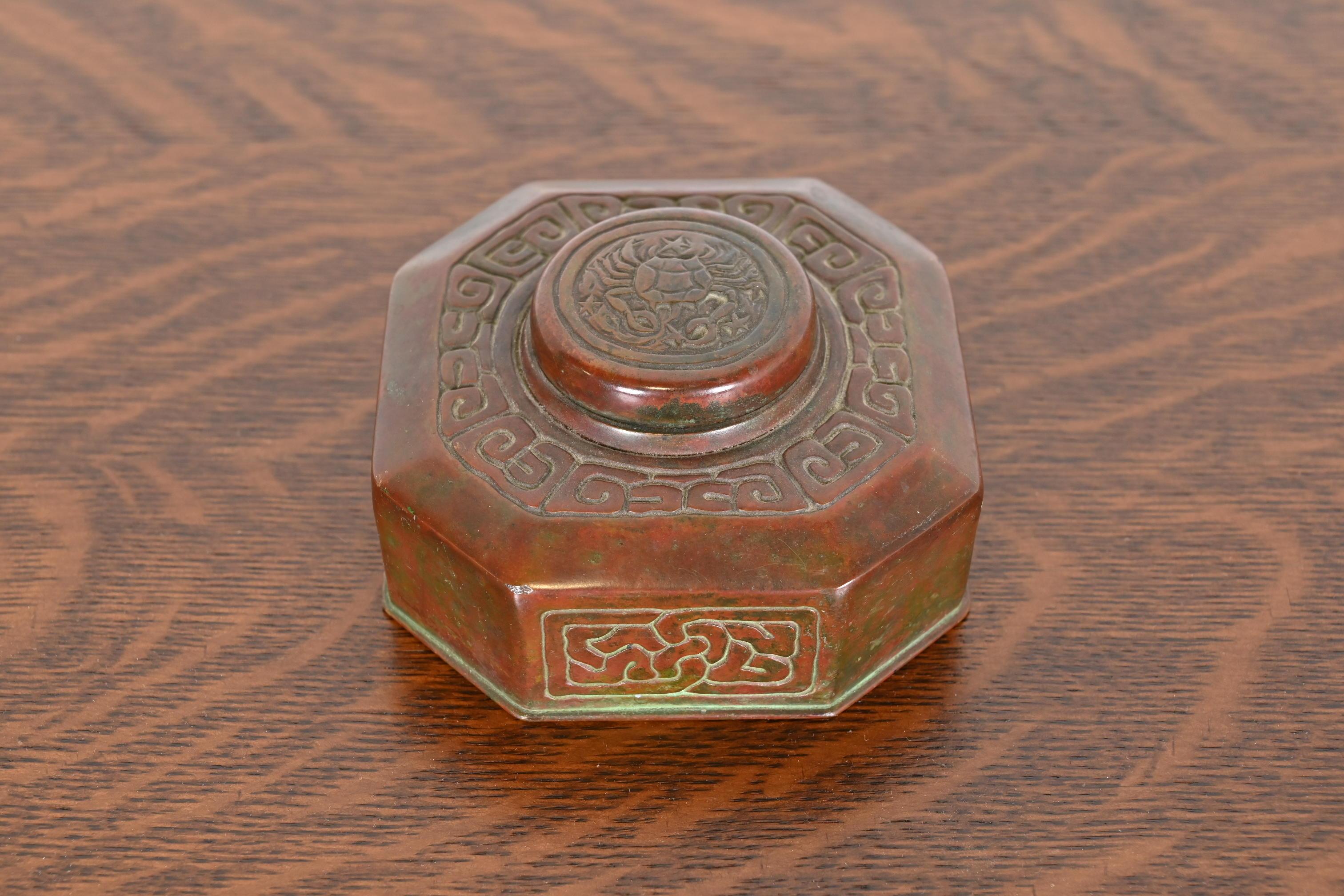 Uno splendido calamaio antico in bronzo patinato del periodo Arts & Crafts con disegni di Zodiac

Di Tiffany Studios (firmato sul lato inferiore)

New York, USA, inizio del XX secolo

Misure: 4,25