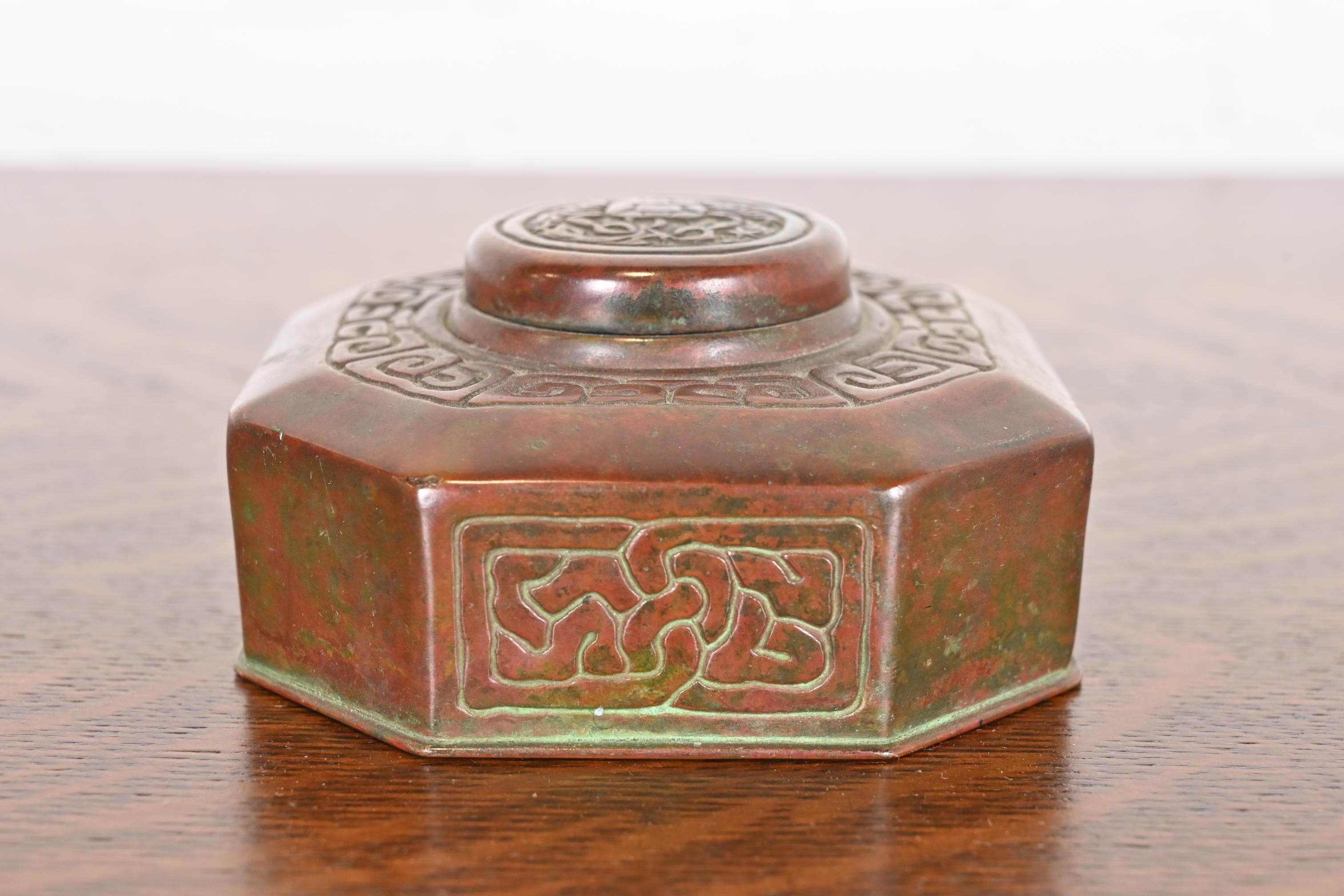 Arts and Crafts Calamaio in bronzo patinato Tiffany Studios New York Zodiac, 1910 circa in vendita