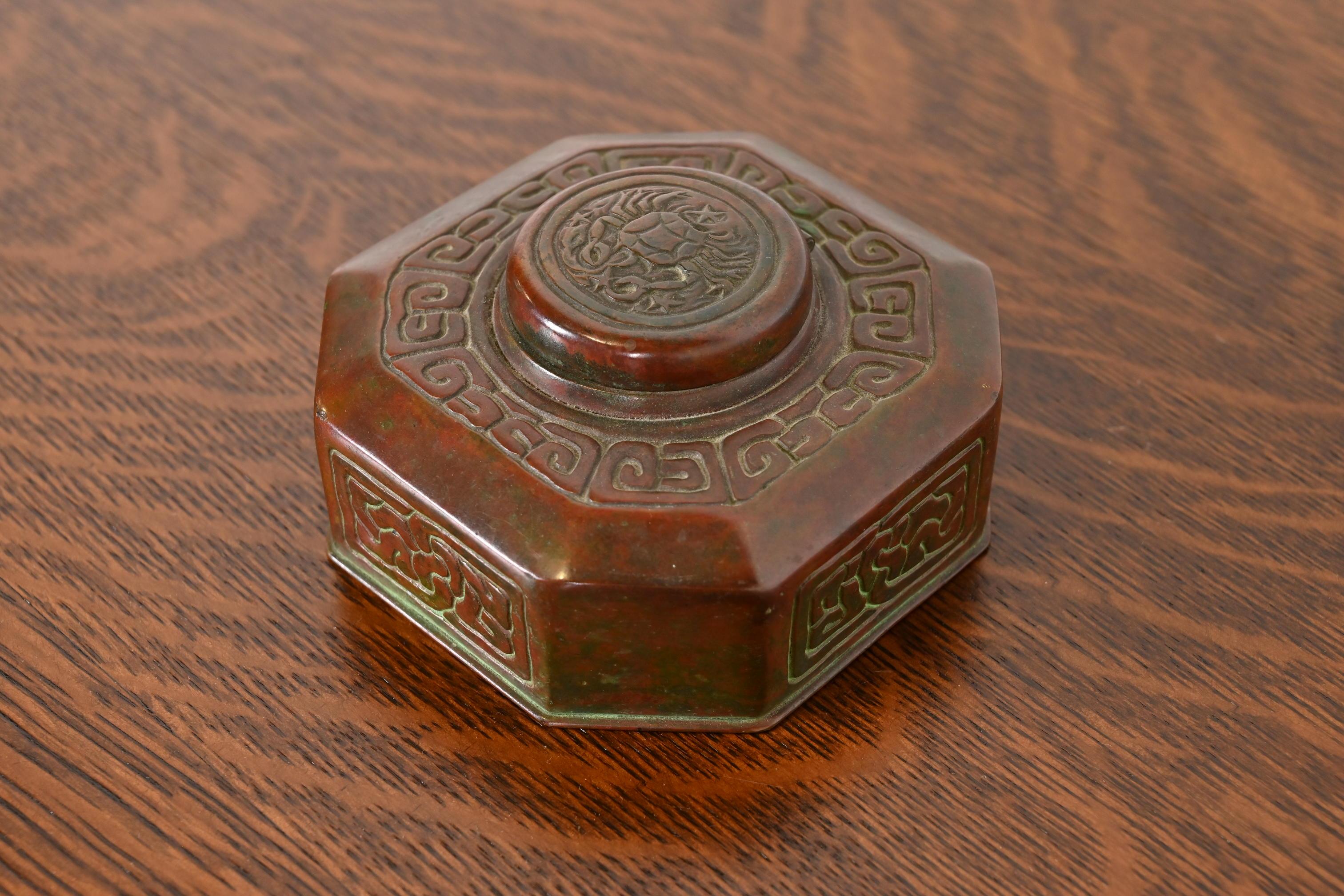Americano Calamaio in bronzo patinato Tiffany Studios New York Zodiac, 1910 circa in vendita