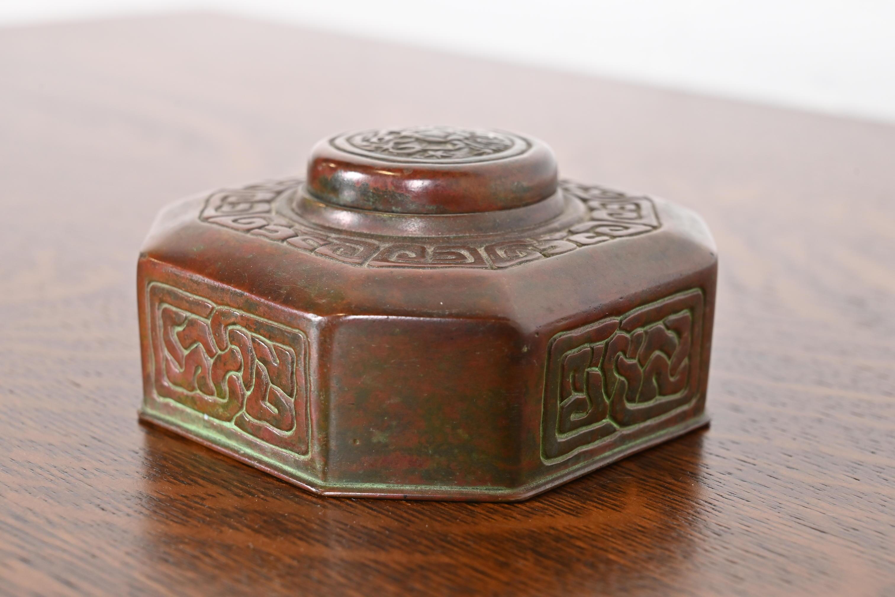 Patinato Calamaio in bronzo patinato Tiffany Studios New York Zodiac, 1910 circa in vendita