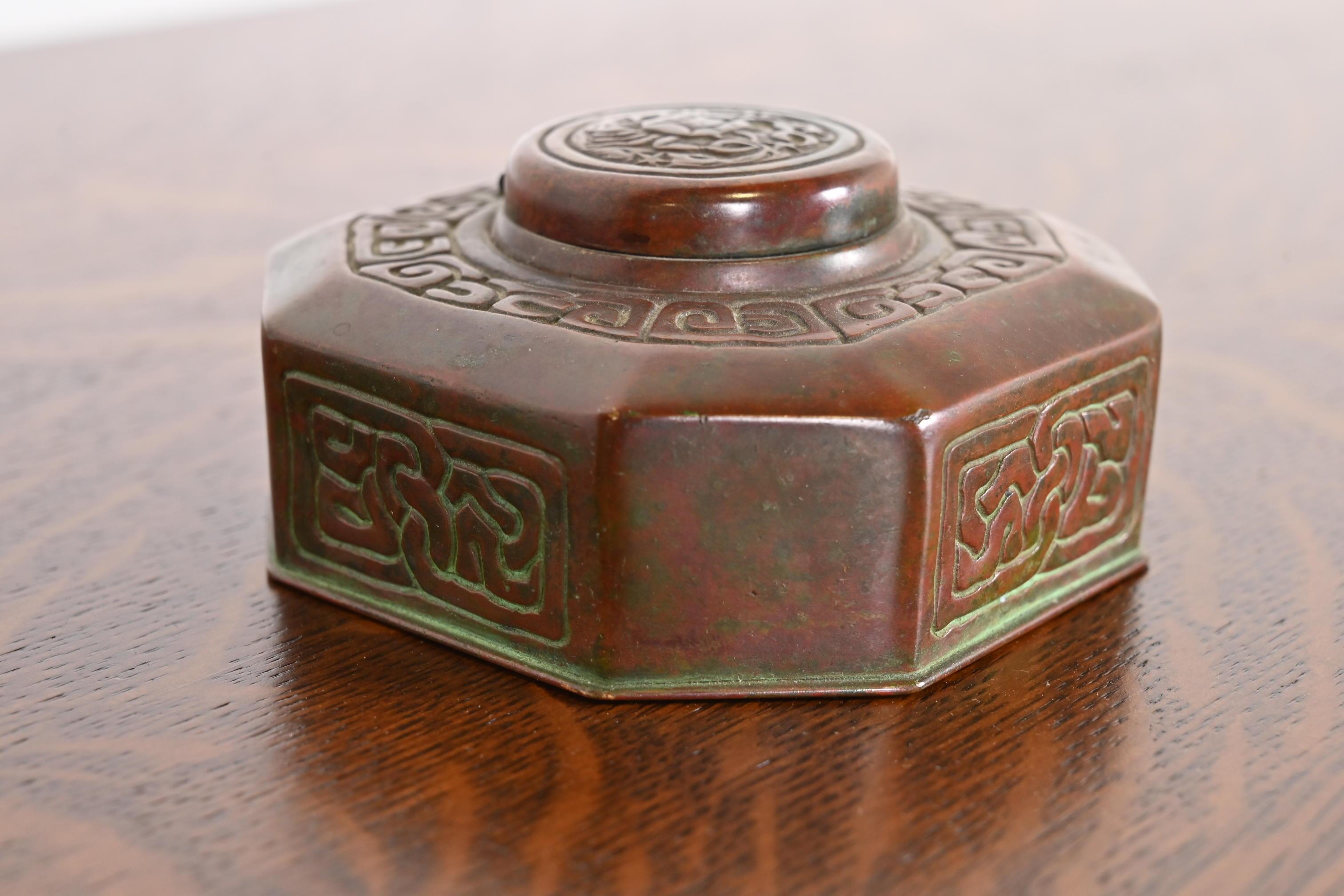 XX secolo Calamaio in bronzo patinato Tiffany Studios New York Zodiac, 1910 circa in vendita