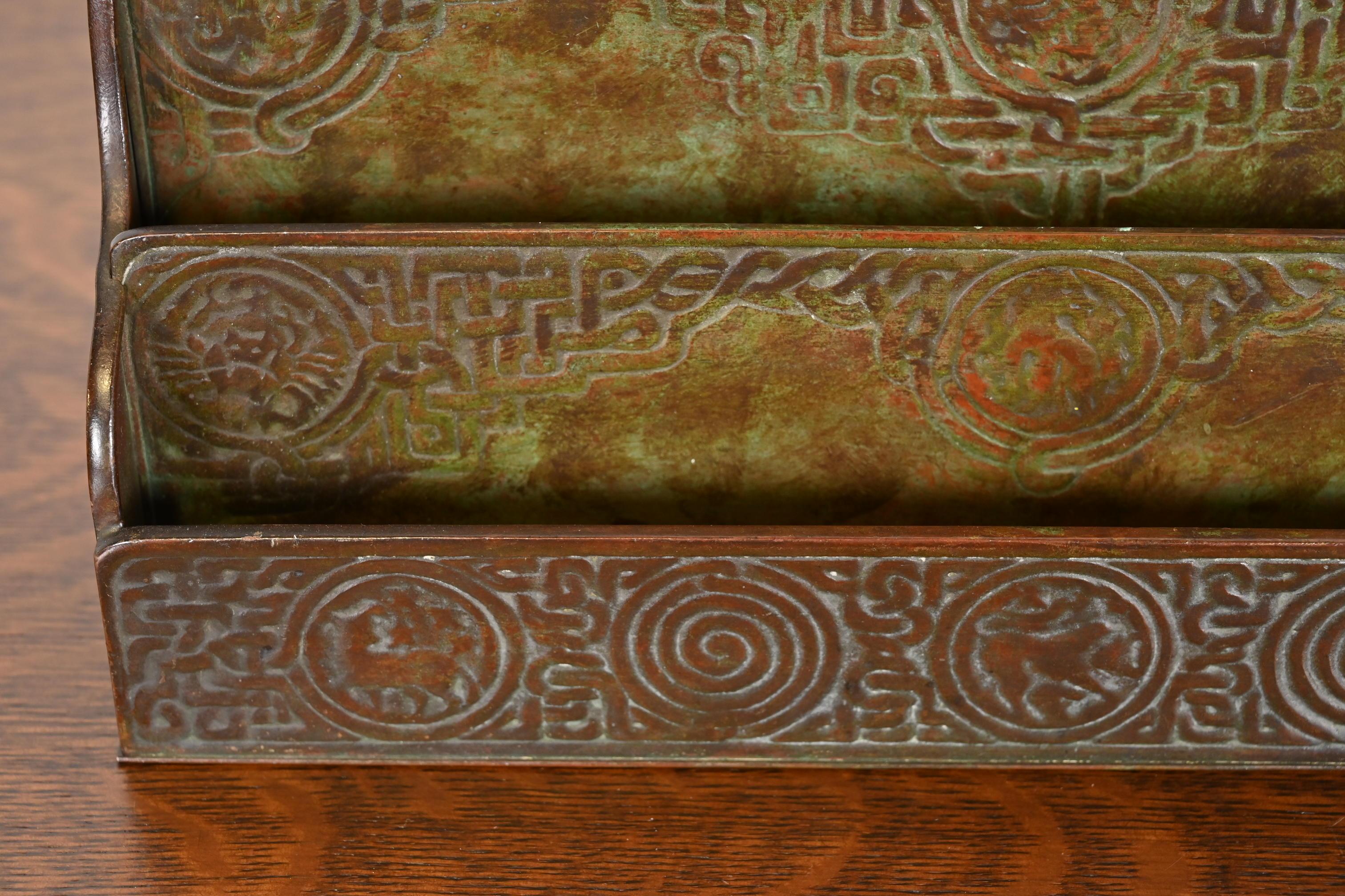 Porte-lettres en bronze patiné Zodiac de Tiffany Studios New York, Circa 1910 en vente 2