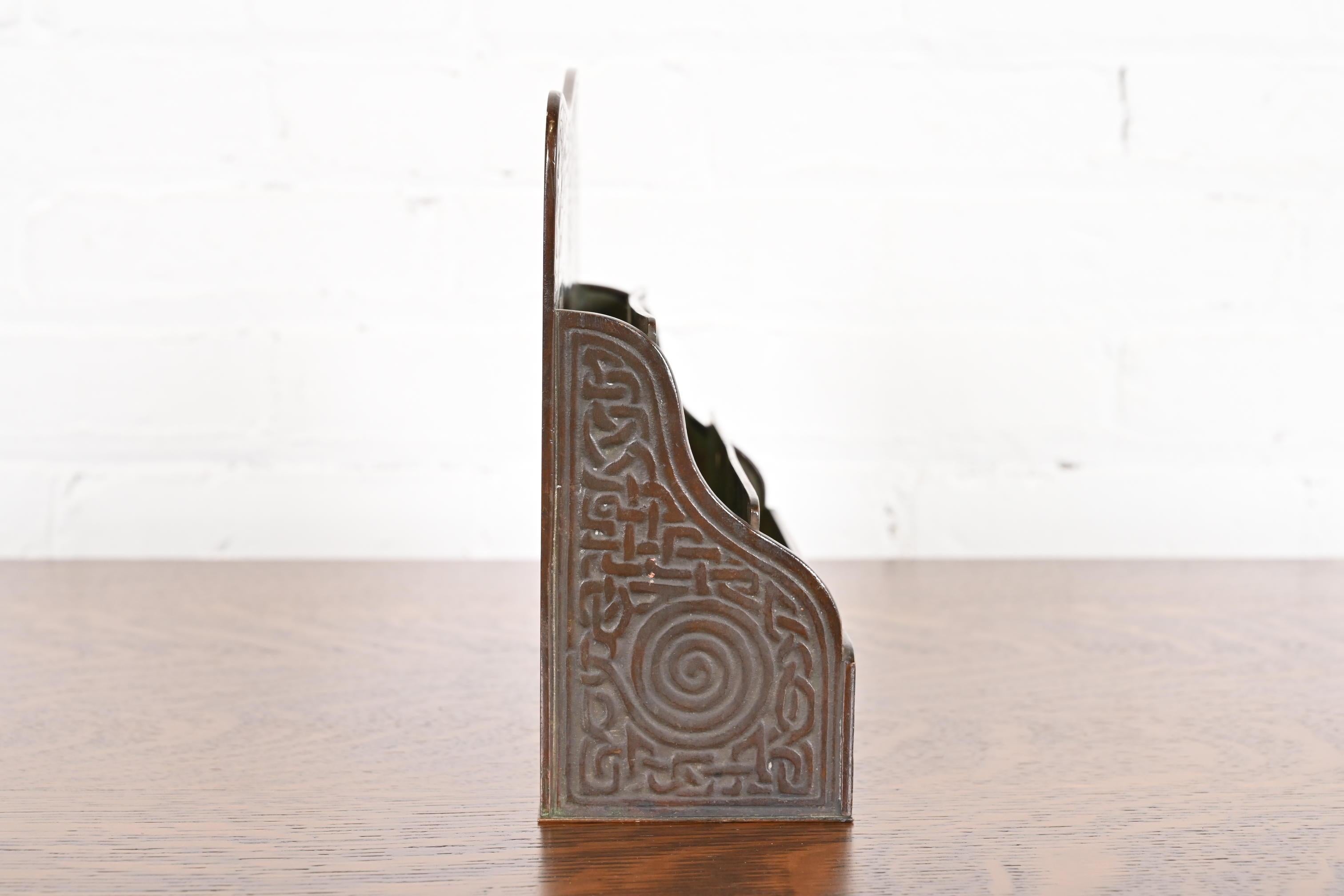 Porte-lettres en bronze patiné Zodiac de Tiffany Studios New York, Circa 1910 en vente 3