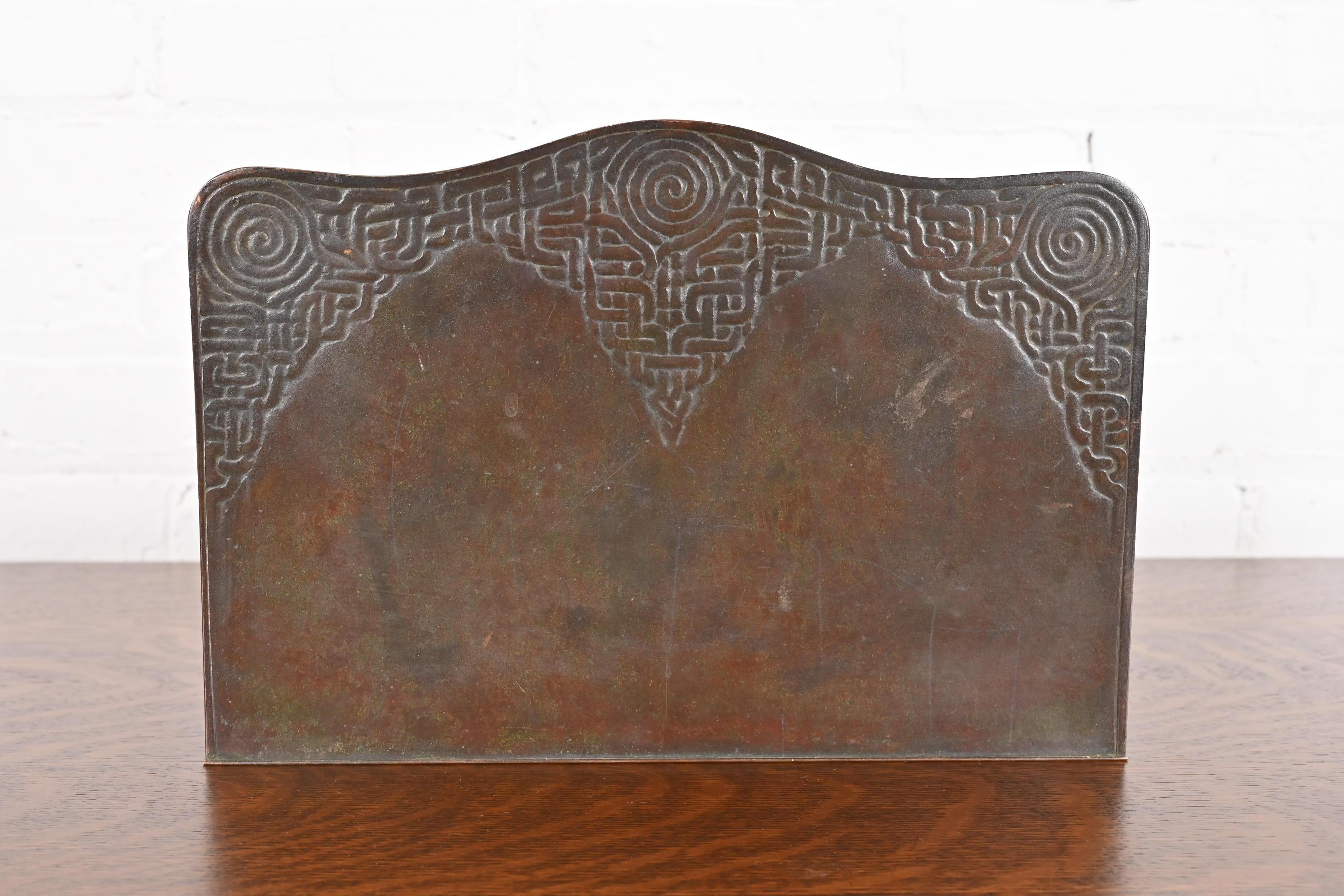 Porte-lettres en bronze patiné Zodiac de Tiffany Studios New York, Circa 1910 en vente 4