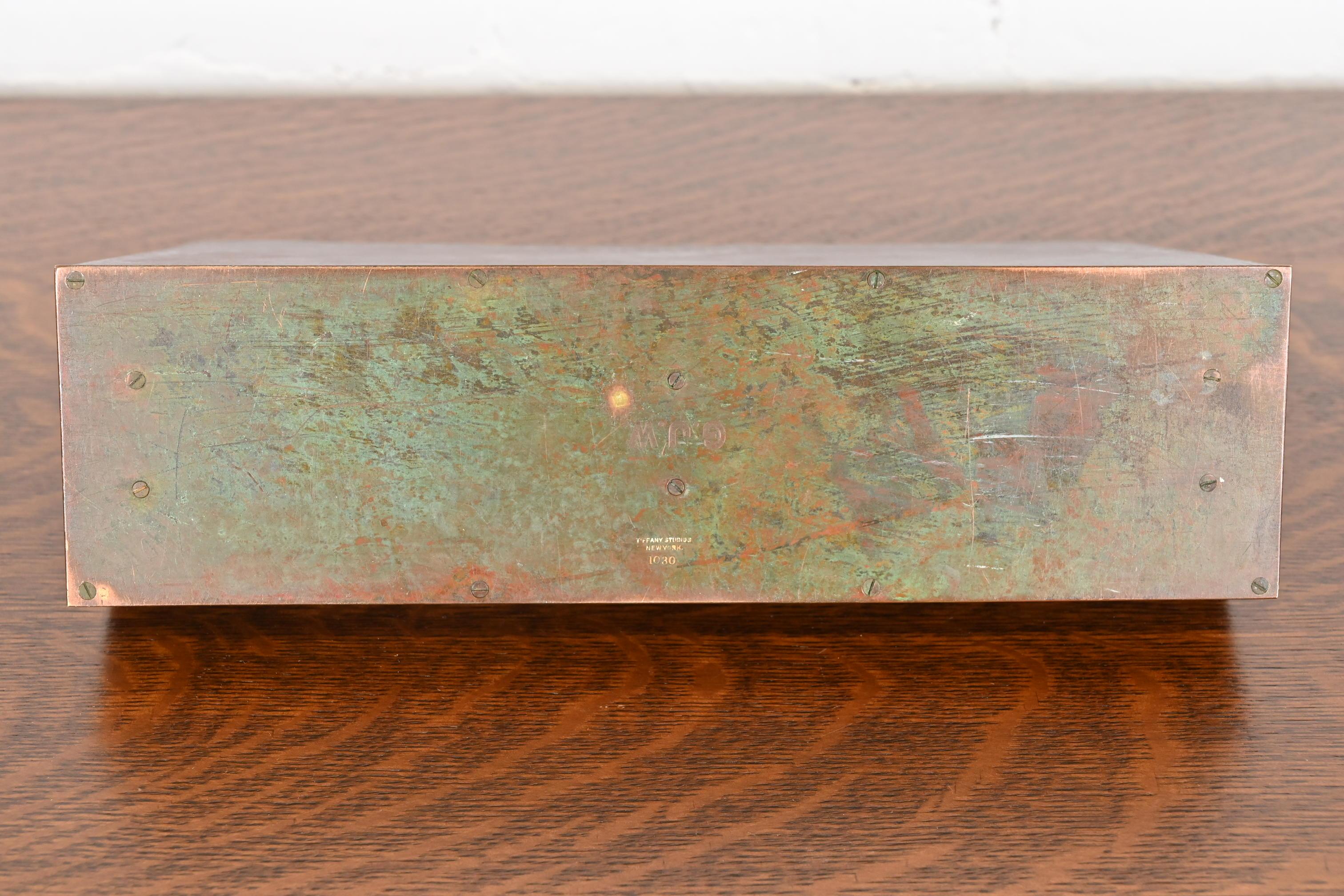 Porte-lettres en bronze patiné Zodiac de Tiffany Studios New York, Circa 1910 en vente 5