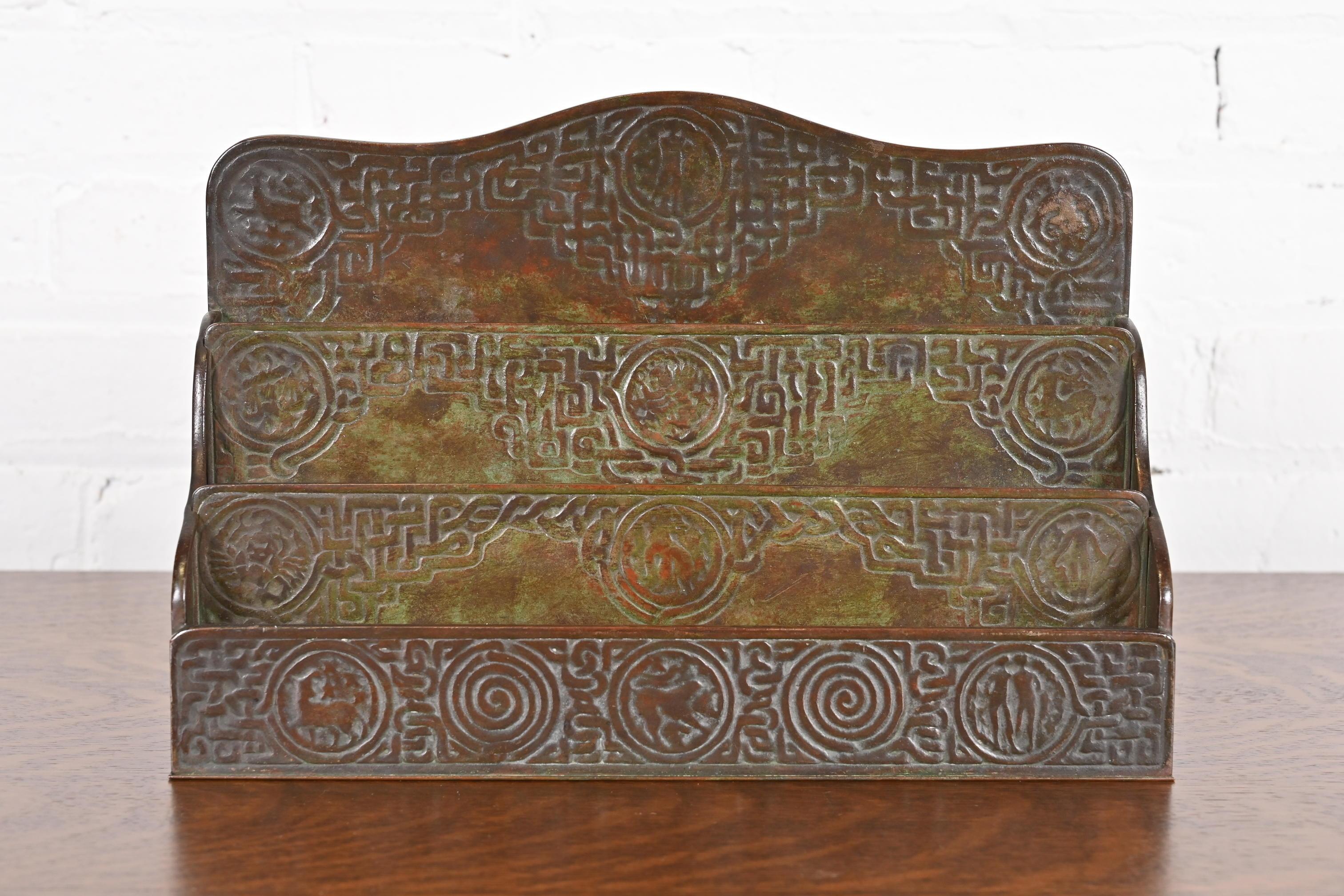 Arts and Crafts Porte-lettres en bronze patiné Zodiac de Tiffany Studios New York, Circa 1910 en vente