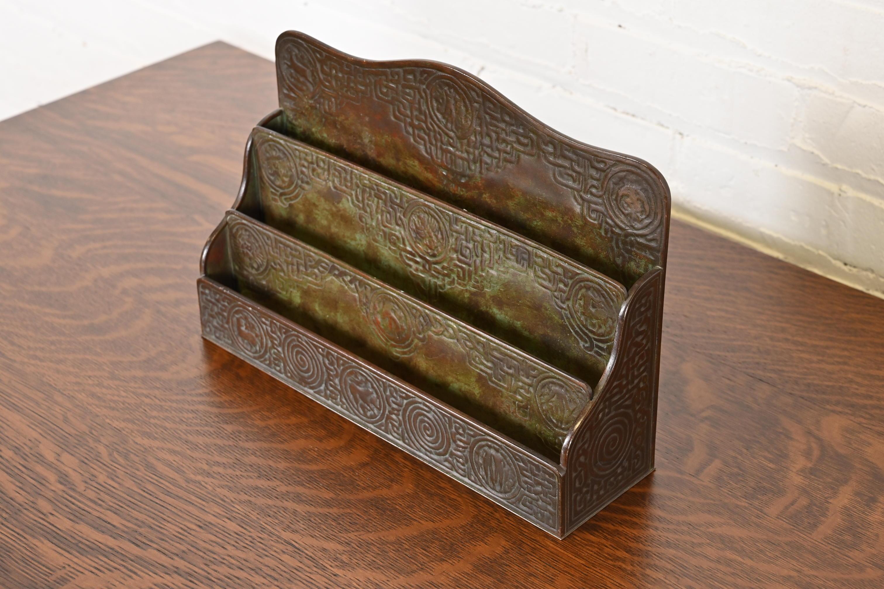 Américain Porte-lettres en bronze patiné Zodiac de Tiffany Studios New York, Circa 1910 en vente