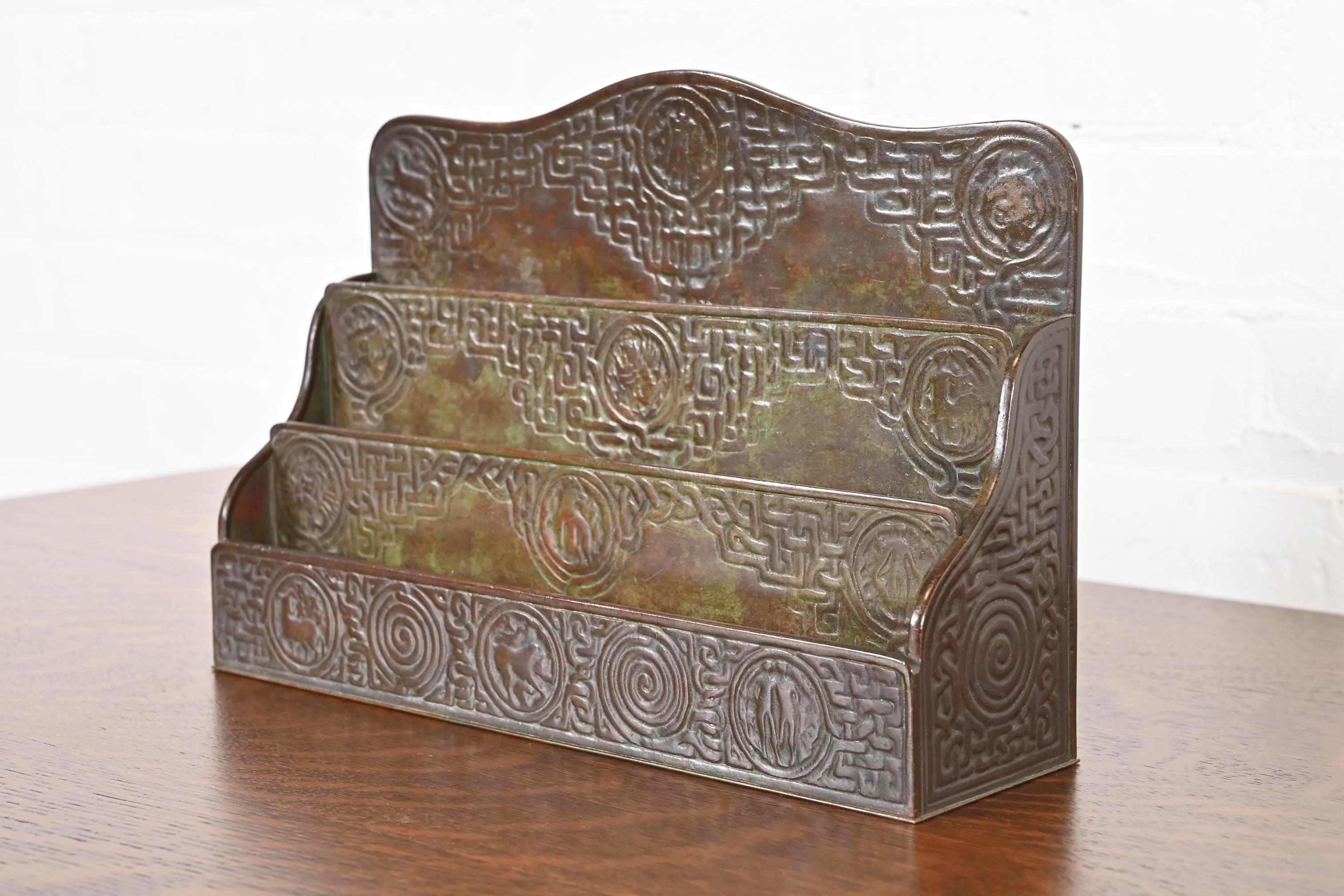Patiné Porte-lettres en bronze patiné Zodiac de Tiffany Studios New York, Circa 1910 en vente