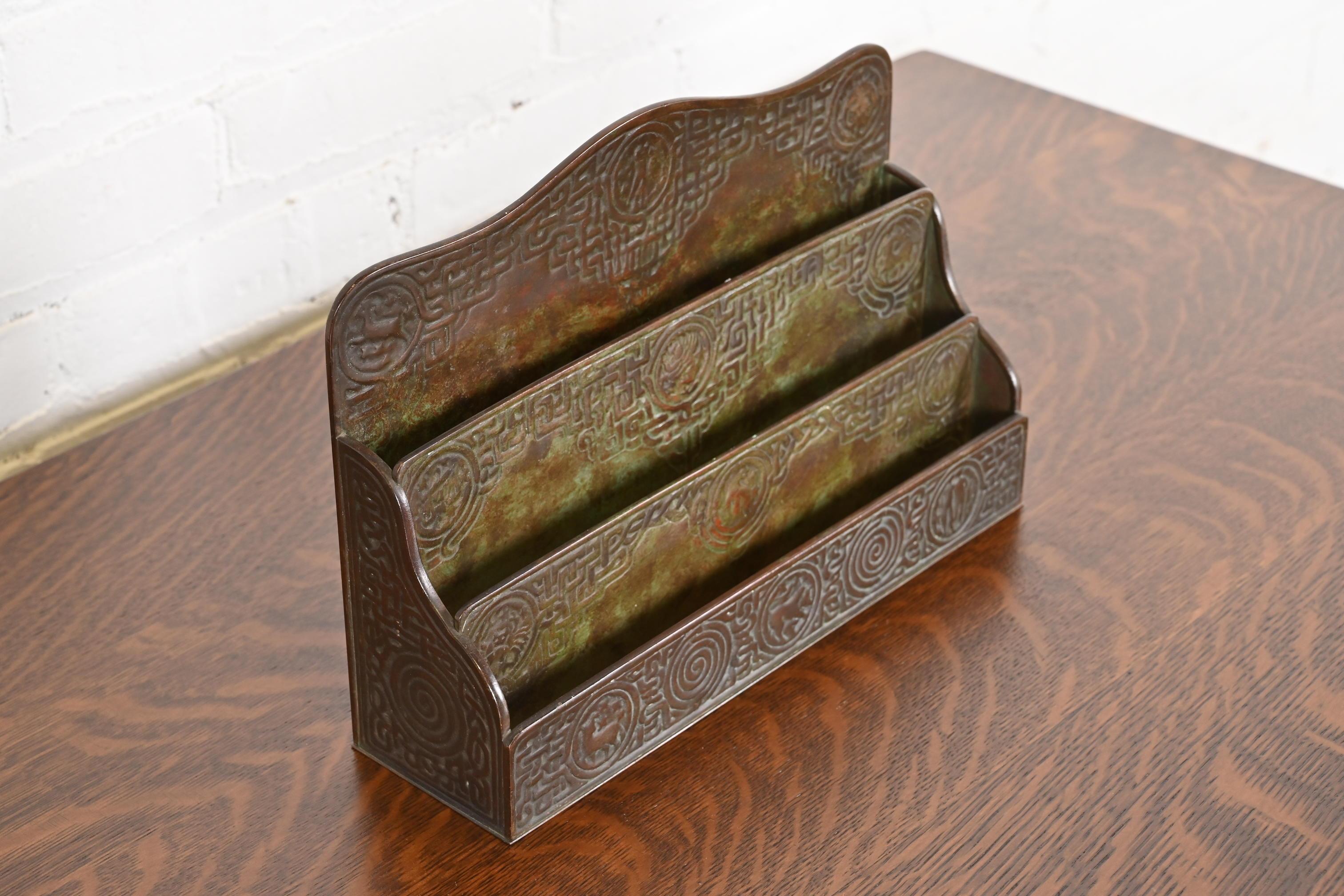 Porte-lettres en bronze patiné Zodiac de Tiffany Studios New York, Circa 1910 Bon état - En vente à South Bend, IN