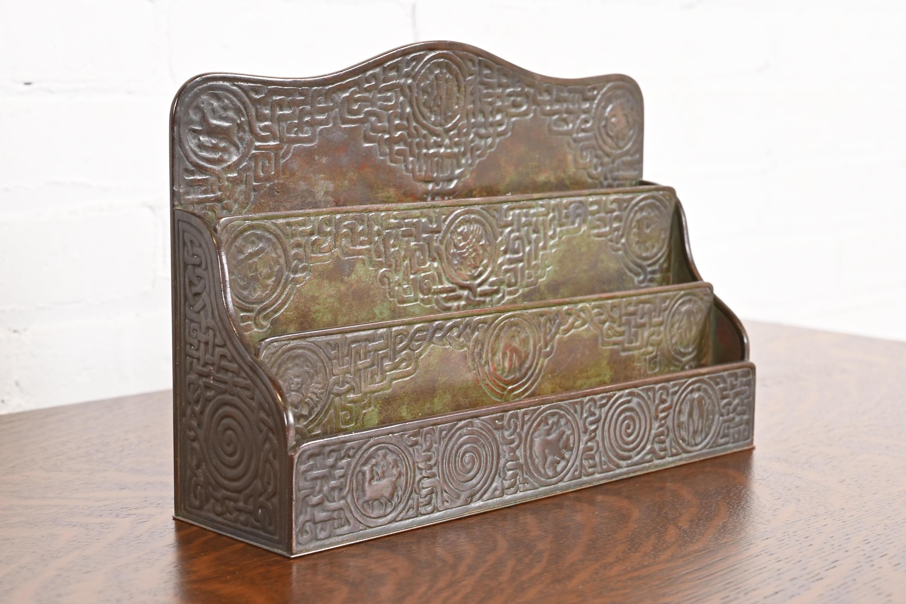 20ième siècle Porte-lettres en bronze patiné Zodiac de Tiffany Studios New York, Circa 1910 en vente