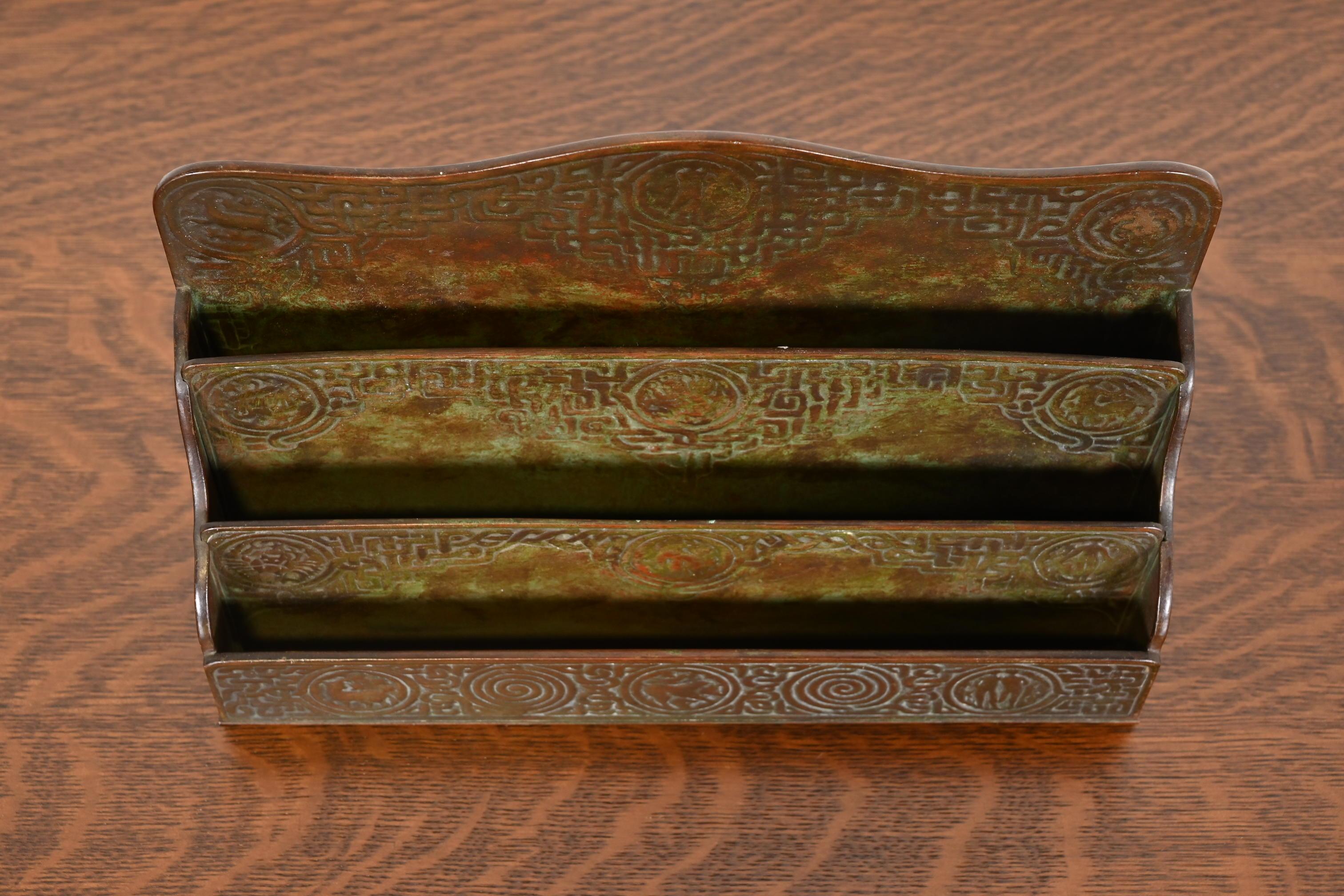 Bronze Porte-lettres en bronze patiné Zodiac de Tiffany Studios New York, Circa 1910 en vente