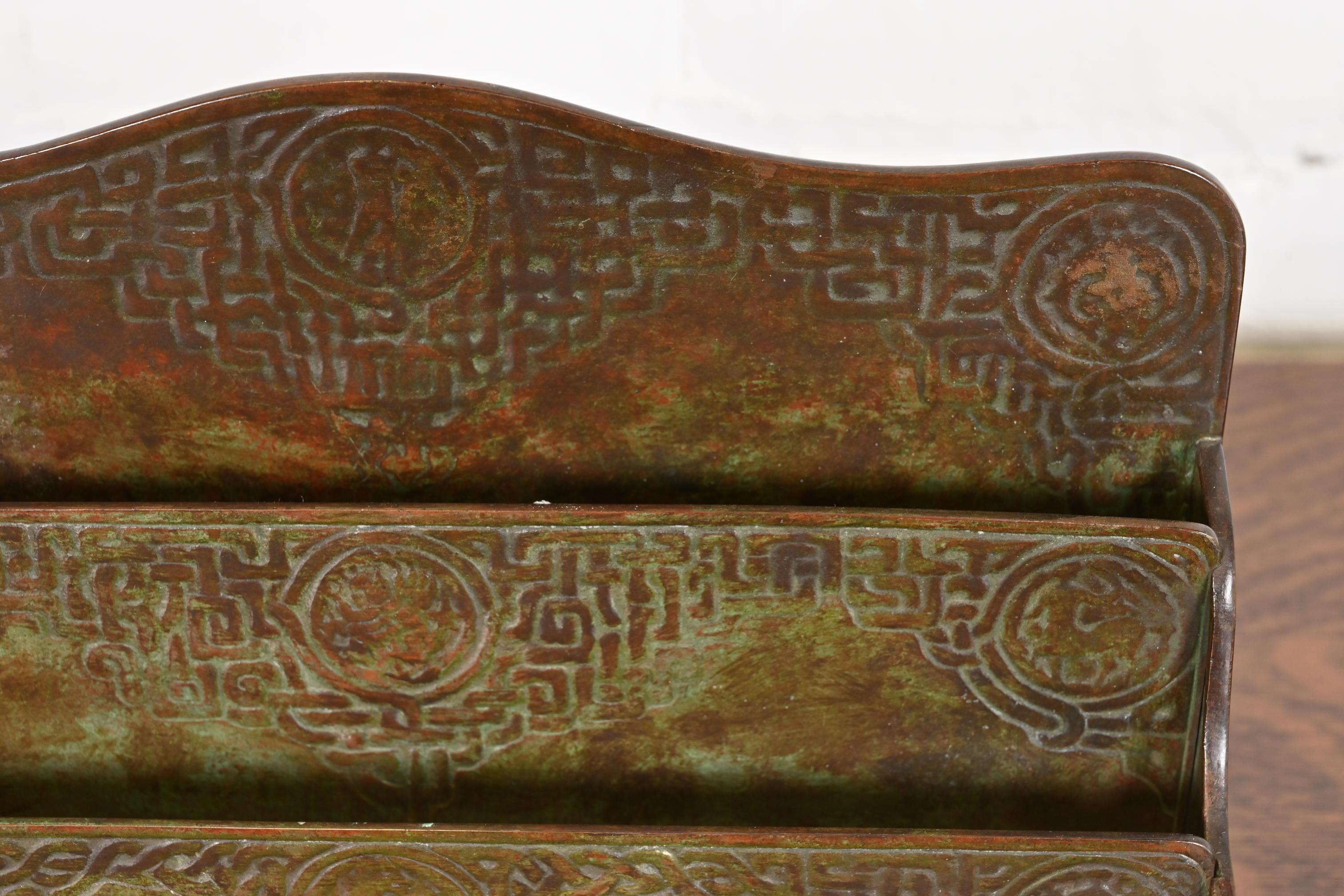 Porte-lettres en bronze patiné Zodiac de Tiffany Studios New York, Circa 1910 en vente 1