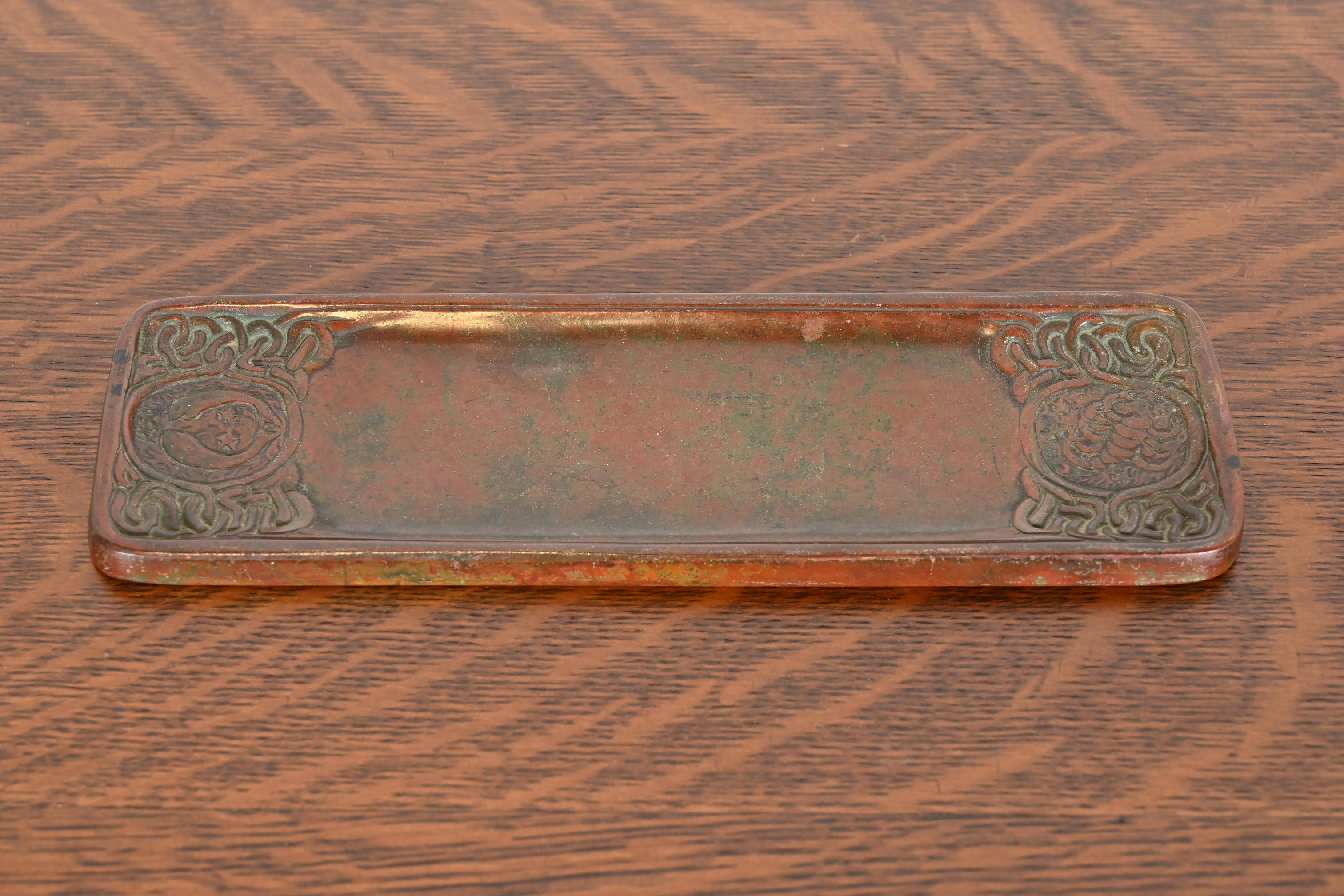 Ein wunderschönes antikes Tablett aus patinierter Bronze mit Zodiac-Motiven aus der Zeit des Arts & Crafts

Von Tiffany Studios (signiert auf der Unterseite)

New York, USA, Anfang des 20. Jahrhunderts

Maße: 9,75 