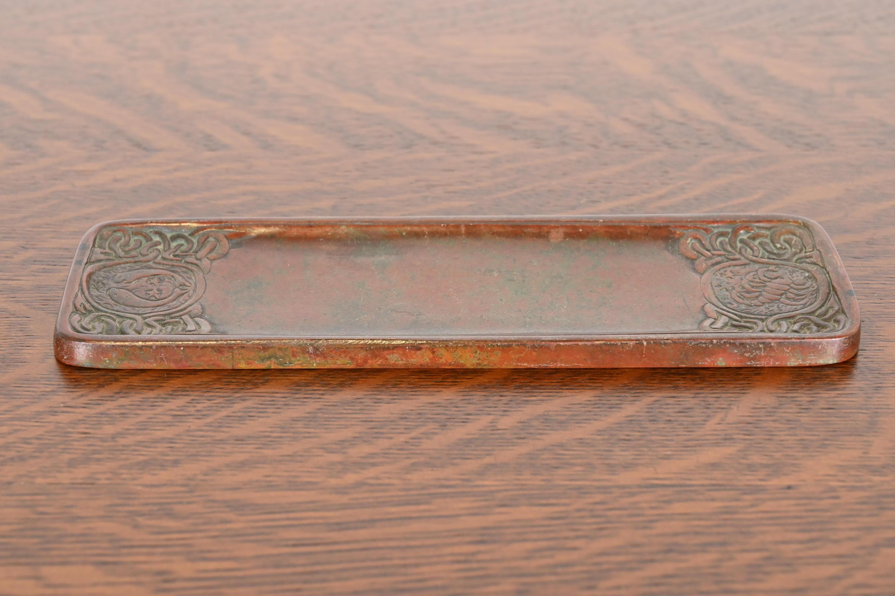 Tiffany Studios New York Zodiac Patinierte Bronze Stifttablett, CIRCA 1910 (Arts and Crafts) im Angebot