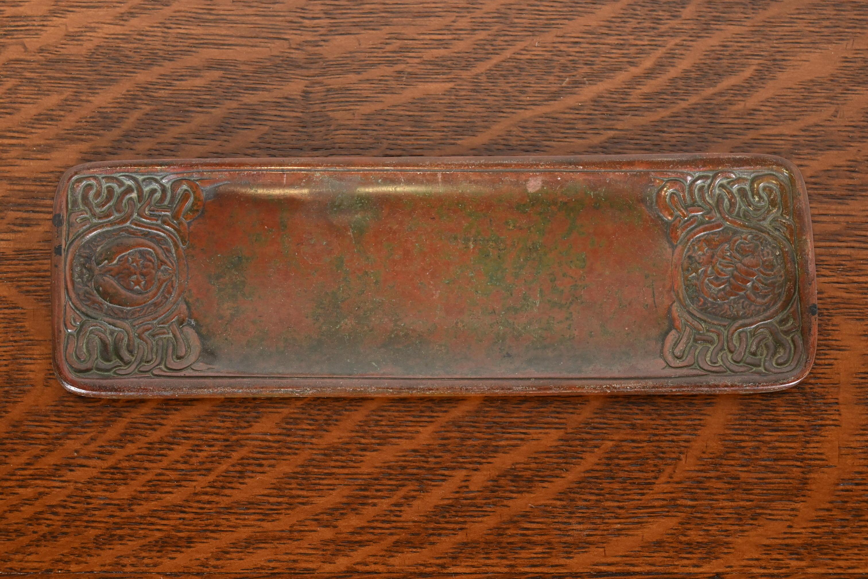 Tiffany Studios New York Zodiac Patinierte Bronze Stifttablett, CIRCA 1910 im Angebot 1