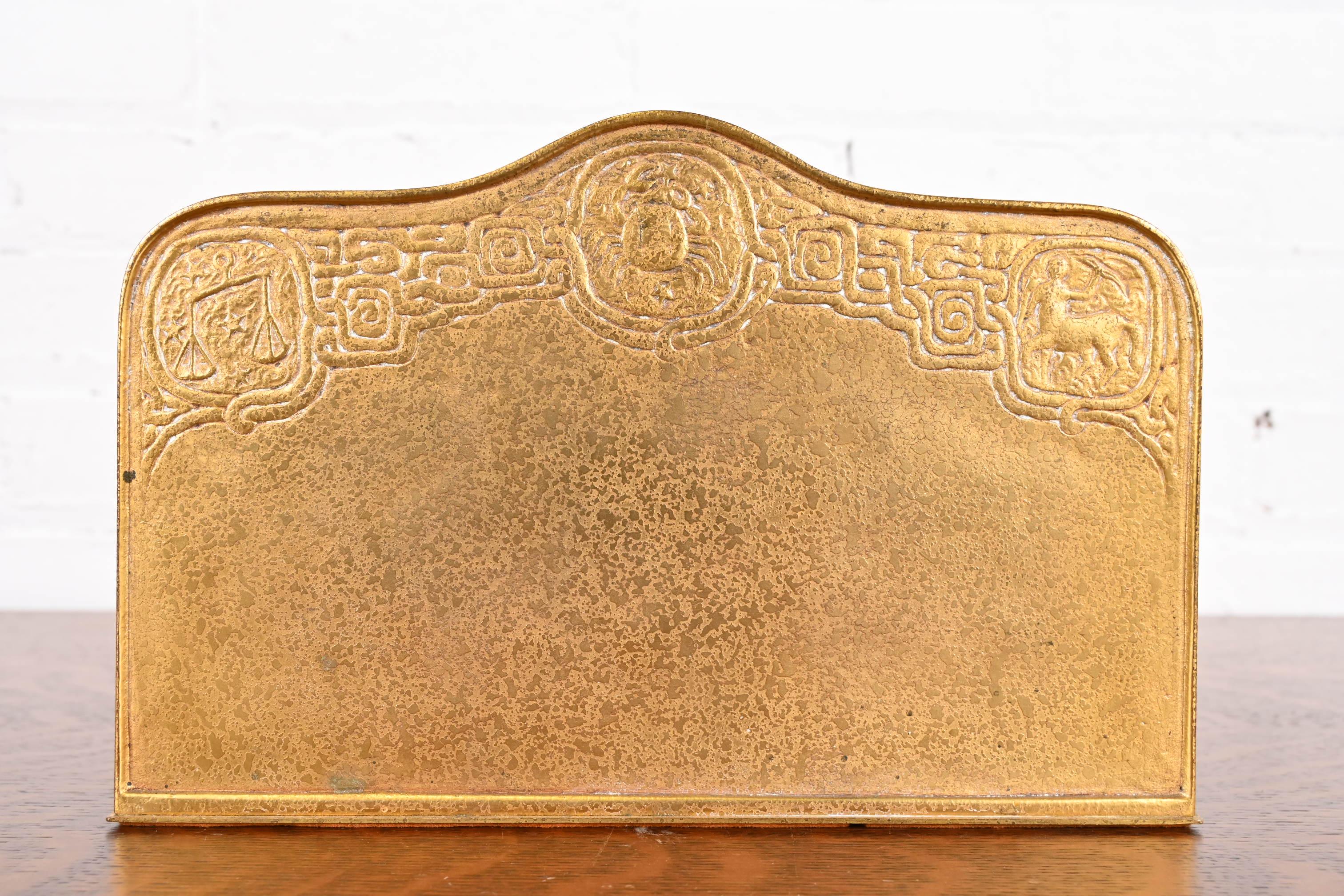 Tiffany Studios New York Zodiac Muster Bronze Doré Briefständer im Angebot 4