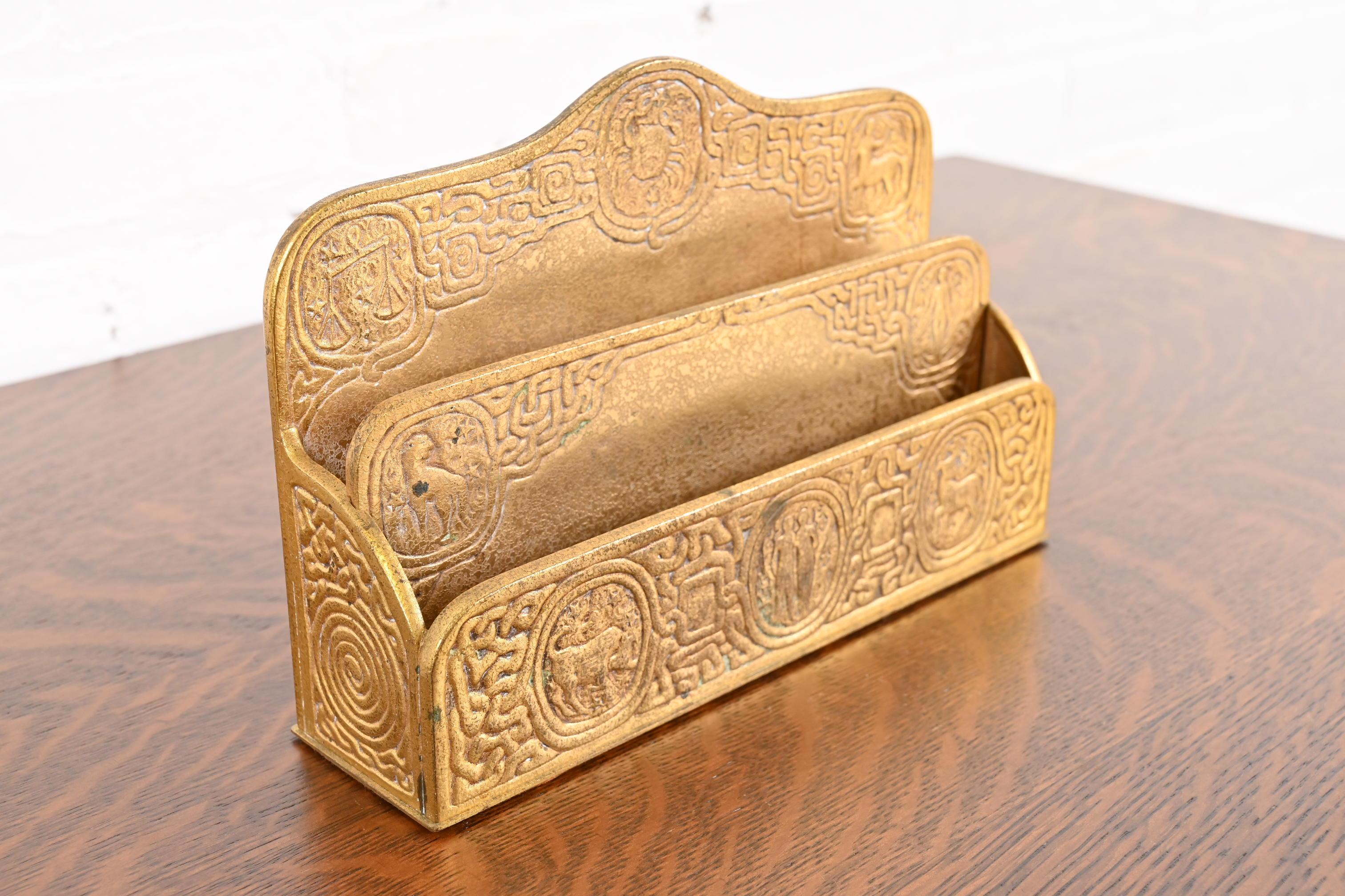 Tiffany Studios New York Zodiac Muster Bronze Doré Briefständer (Arts and Crafts) im Angebot