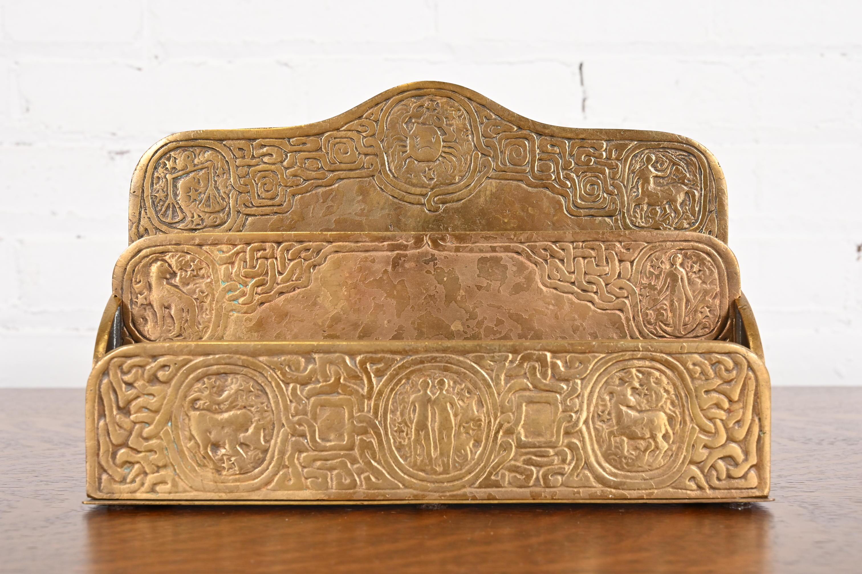 Tiffany Studios New York Zodiac Muster Bronze Doré Briefständer (Arts and Crafts) im Angebot