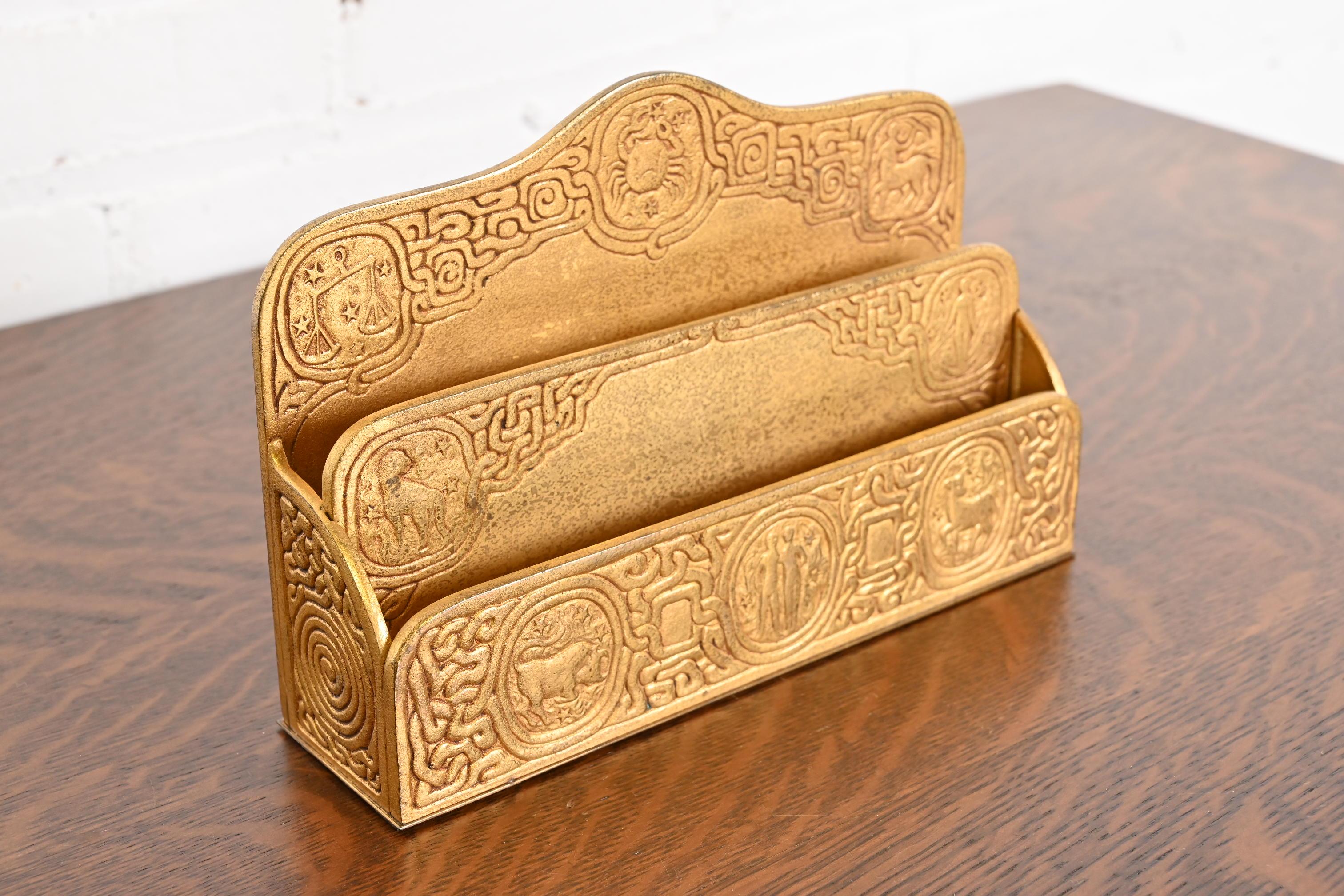 Tiffany Studios New York Zodiac Muster Bronze Doré Briefständer (Arts and Crafts) im Angebot
