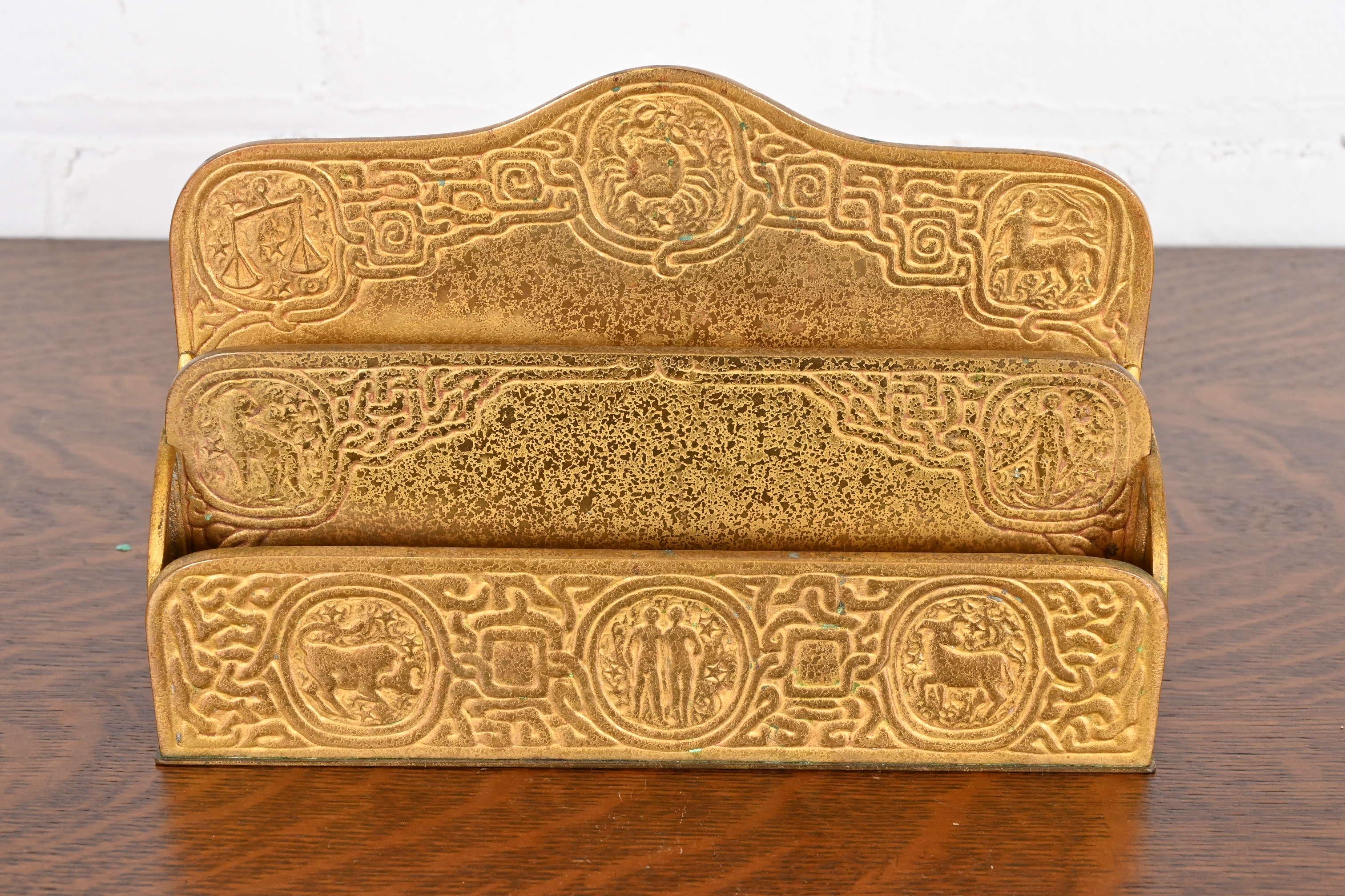 Tiffany Studios New York Zodiac Muster Bronze Doré Briefständer (amerikanisch) im Angebot