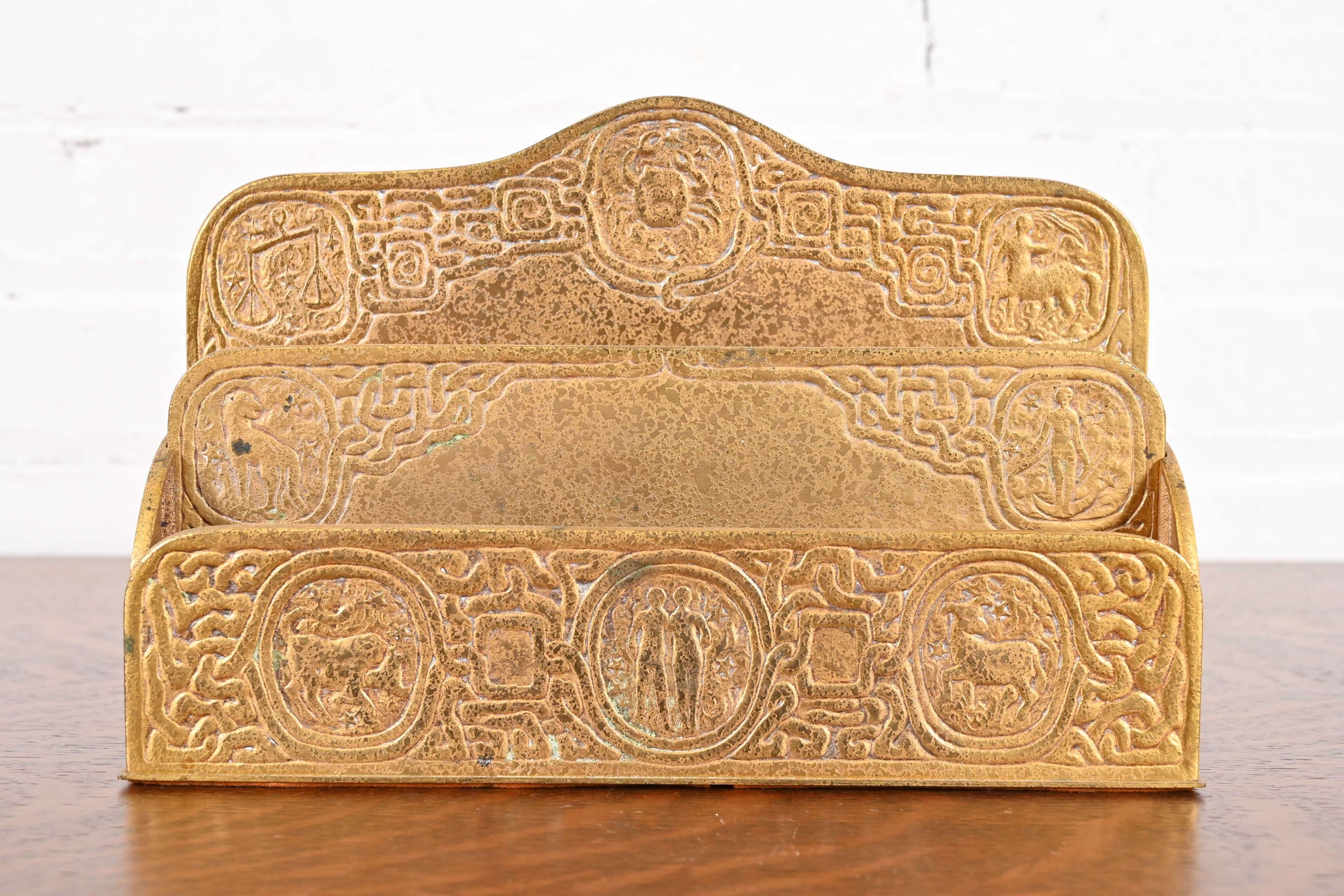 Tiffany Studios New York Zodiac Muster Bronze Doré Briefständer (amerikanisch) im Angebot