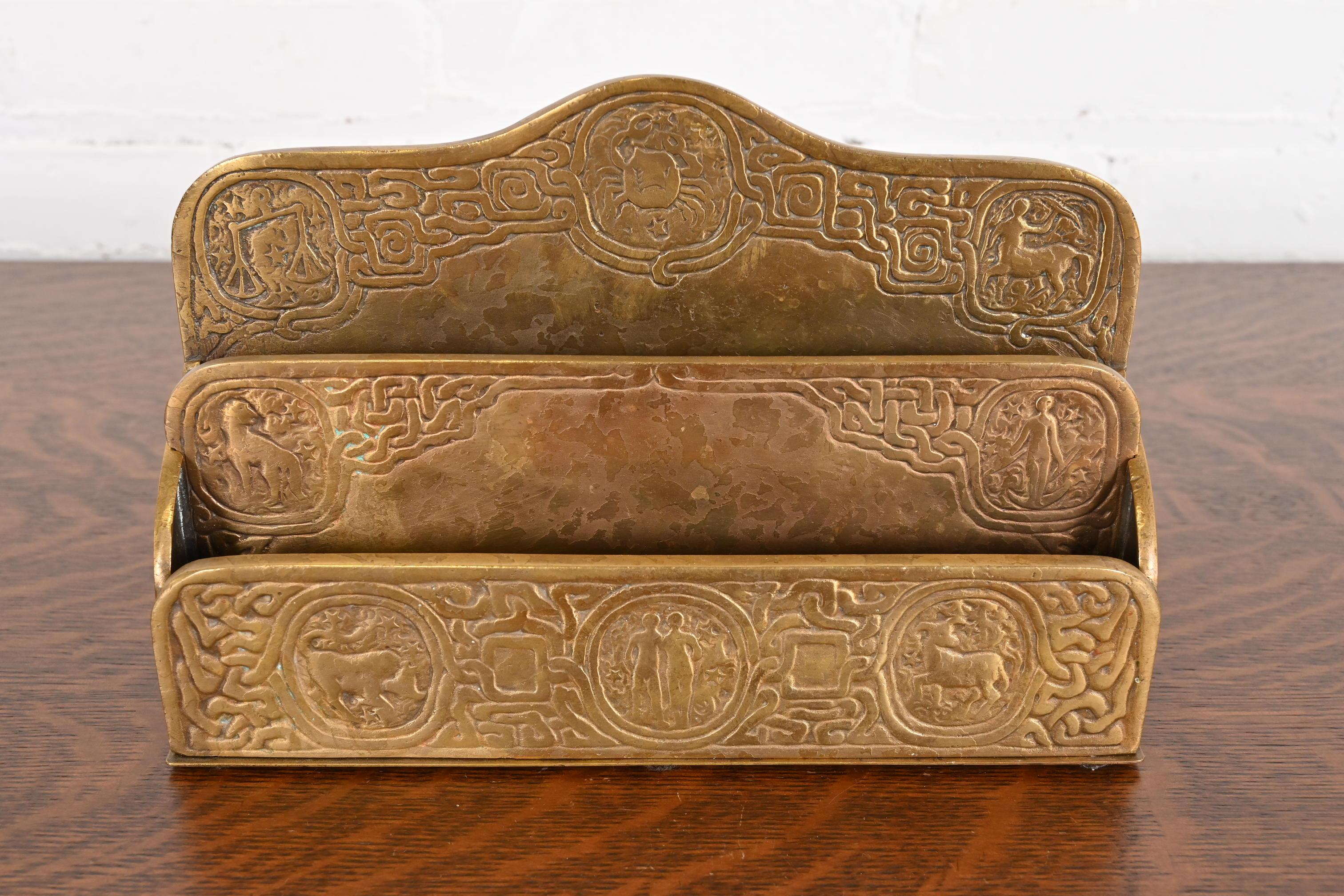Tiffany Studios New York Zodiac Muster Bronze Doré Briefständer (amerikanisch) im Angebot